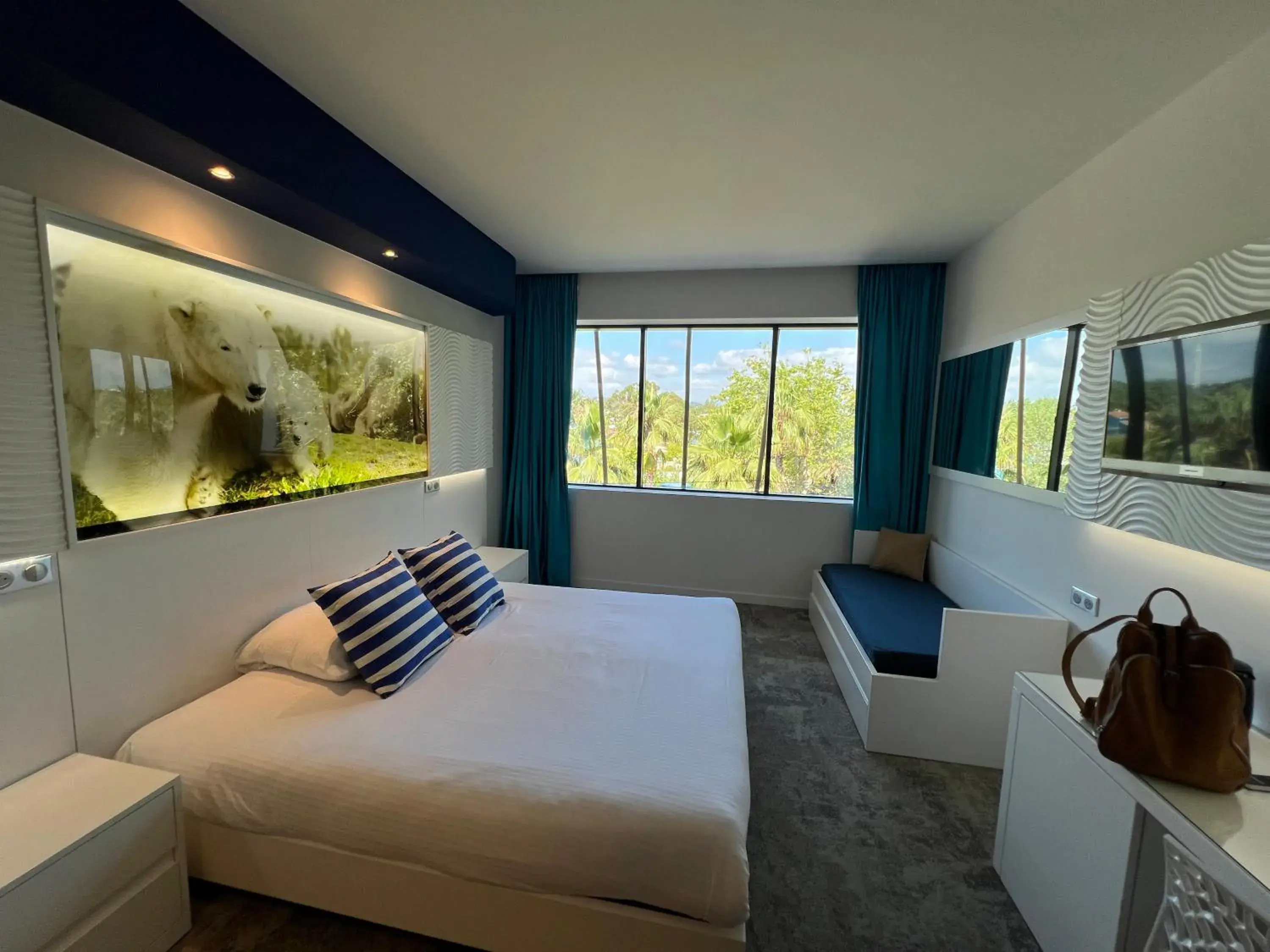 Property building, Bed in SoBlue Hôtel Property building, Bed in SoBlue Hôtel