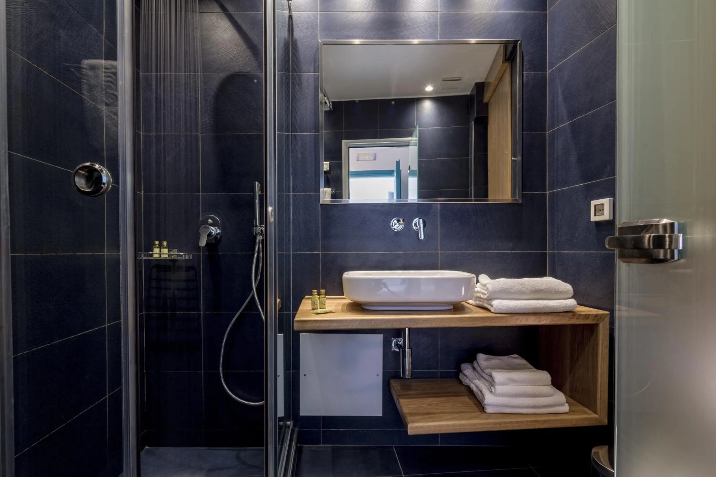 Bathroom in Santellini Hotel