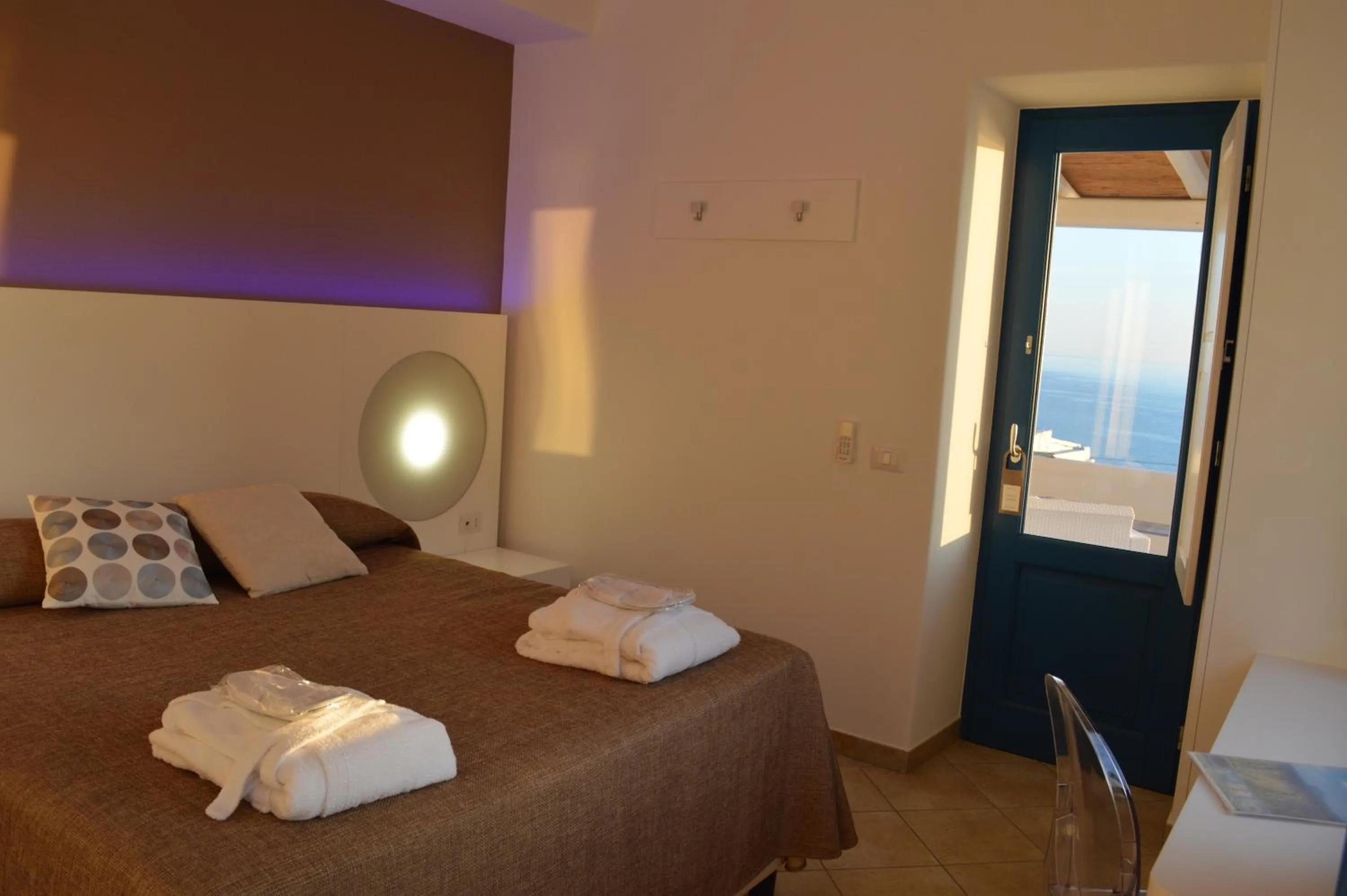 Photo of the whole room, Bed in 'A Alera Room & Breakfast