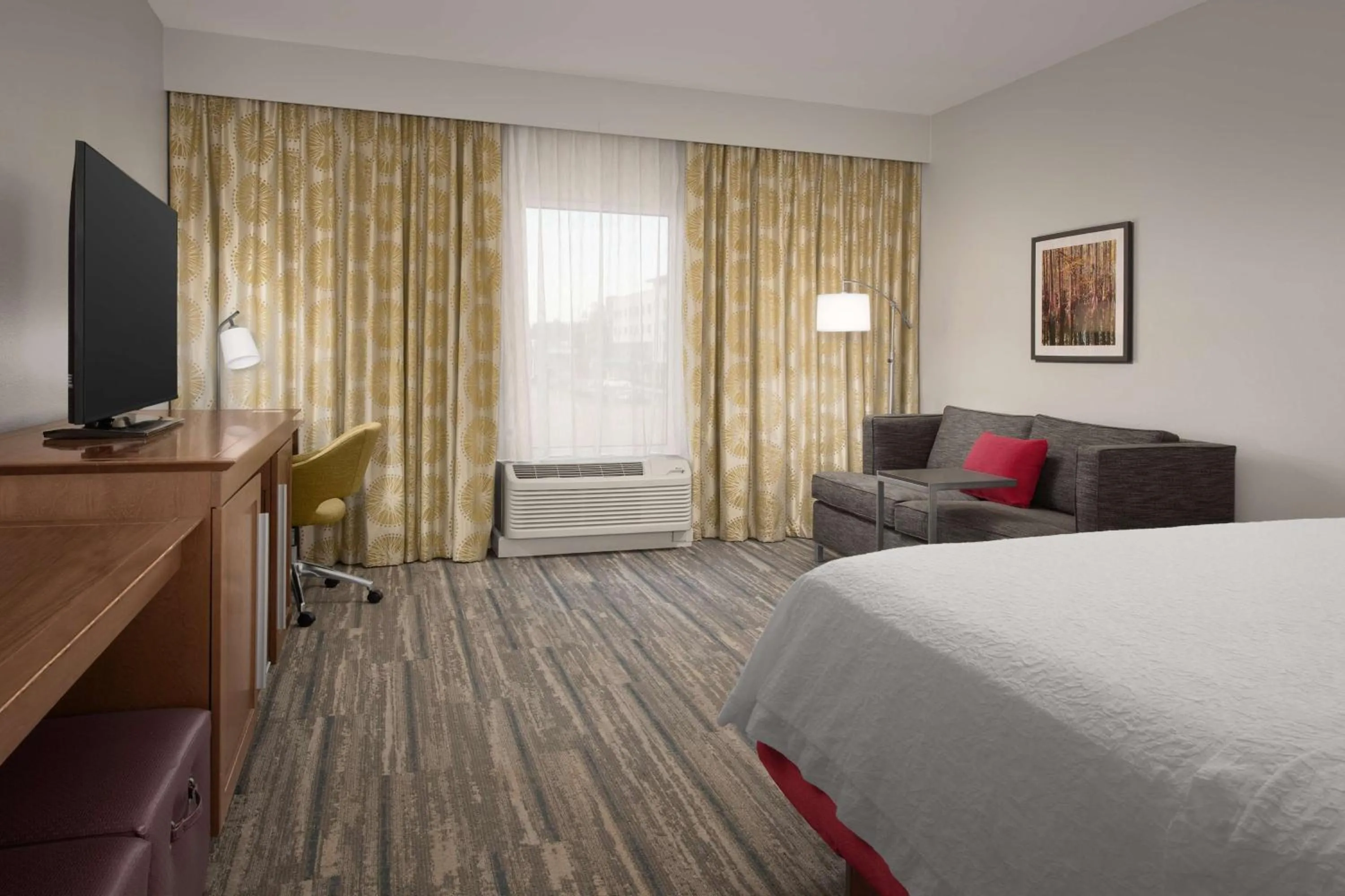 Living room, Bed in Hampton Inn & Suites Orangeburg, SC