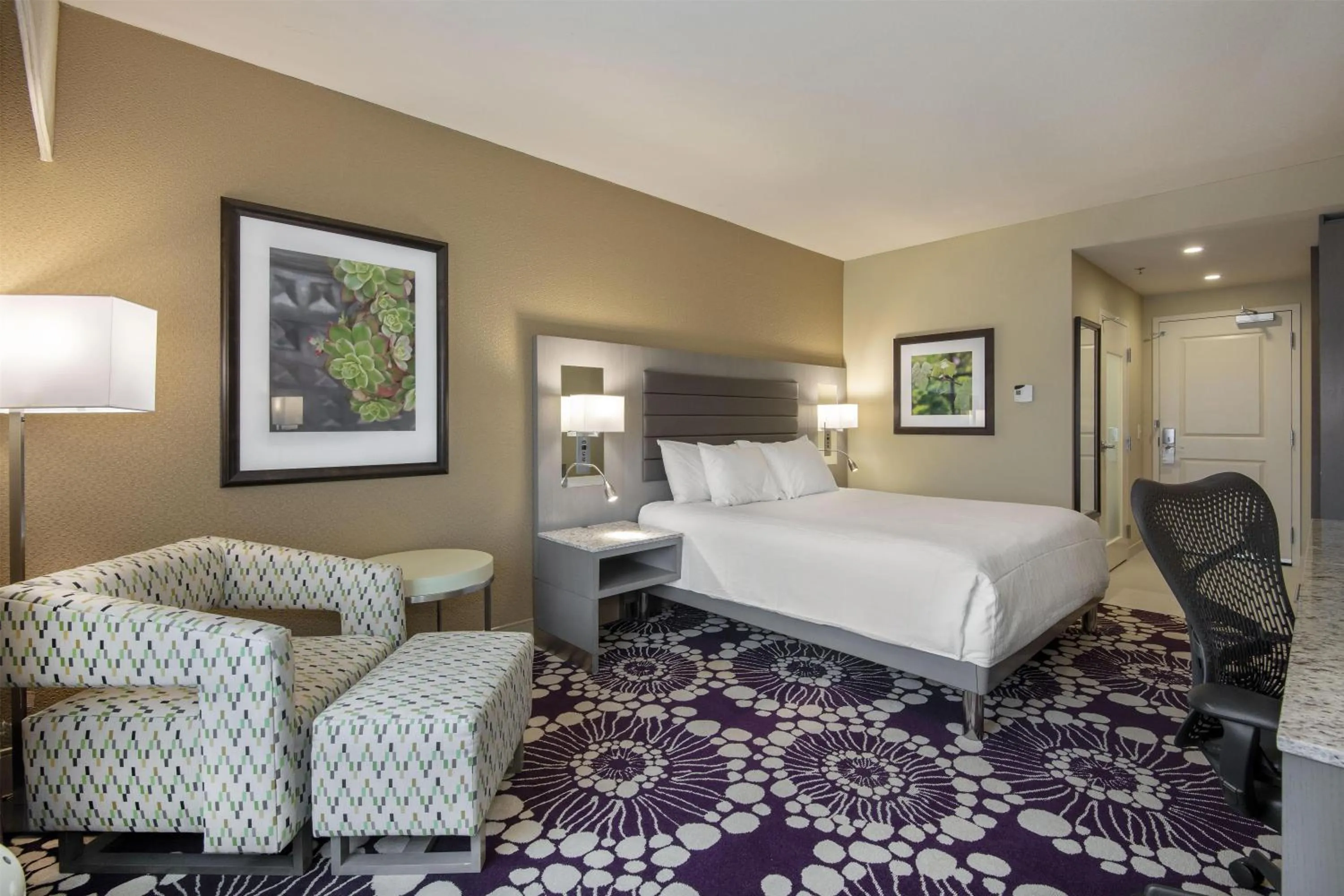Living room, Bed in Hilton Garden Inn Raleigh/Crabtree Valley