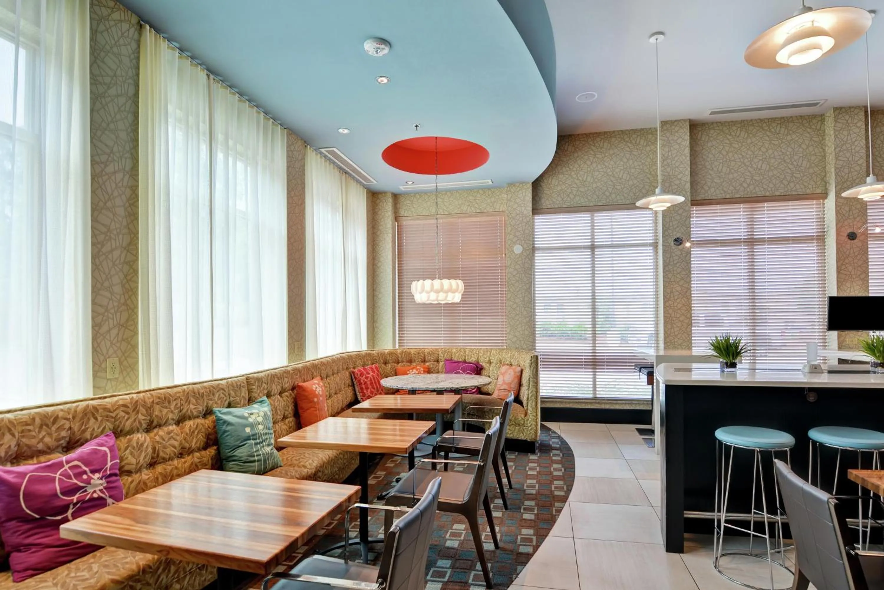 Dining area in Hilton Garden Inn Raleigh/Crabtree Valley