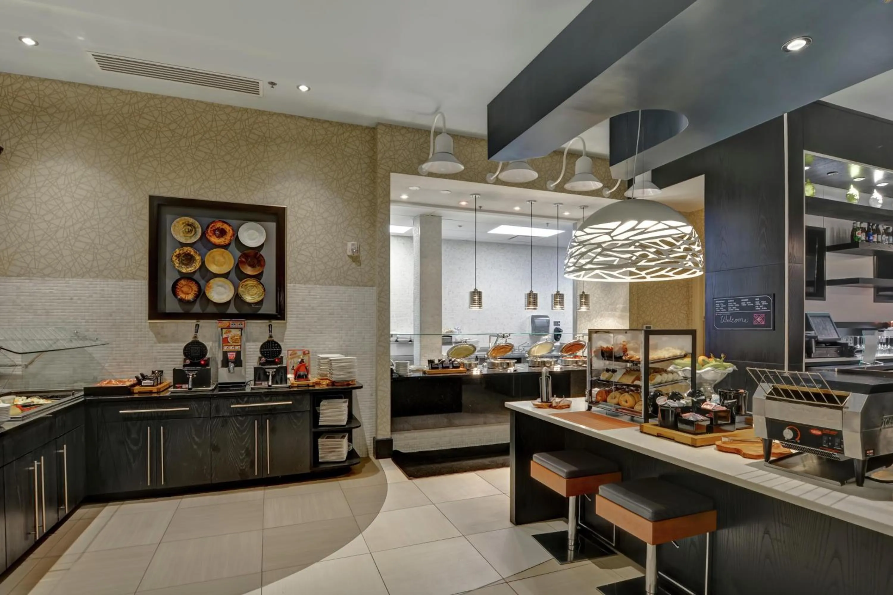 Dining area in Hilton Garden Inn Raleigh/Crabtree Valley