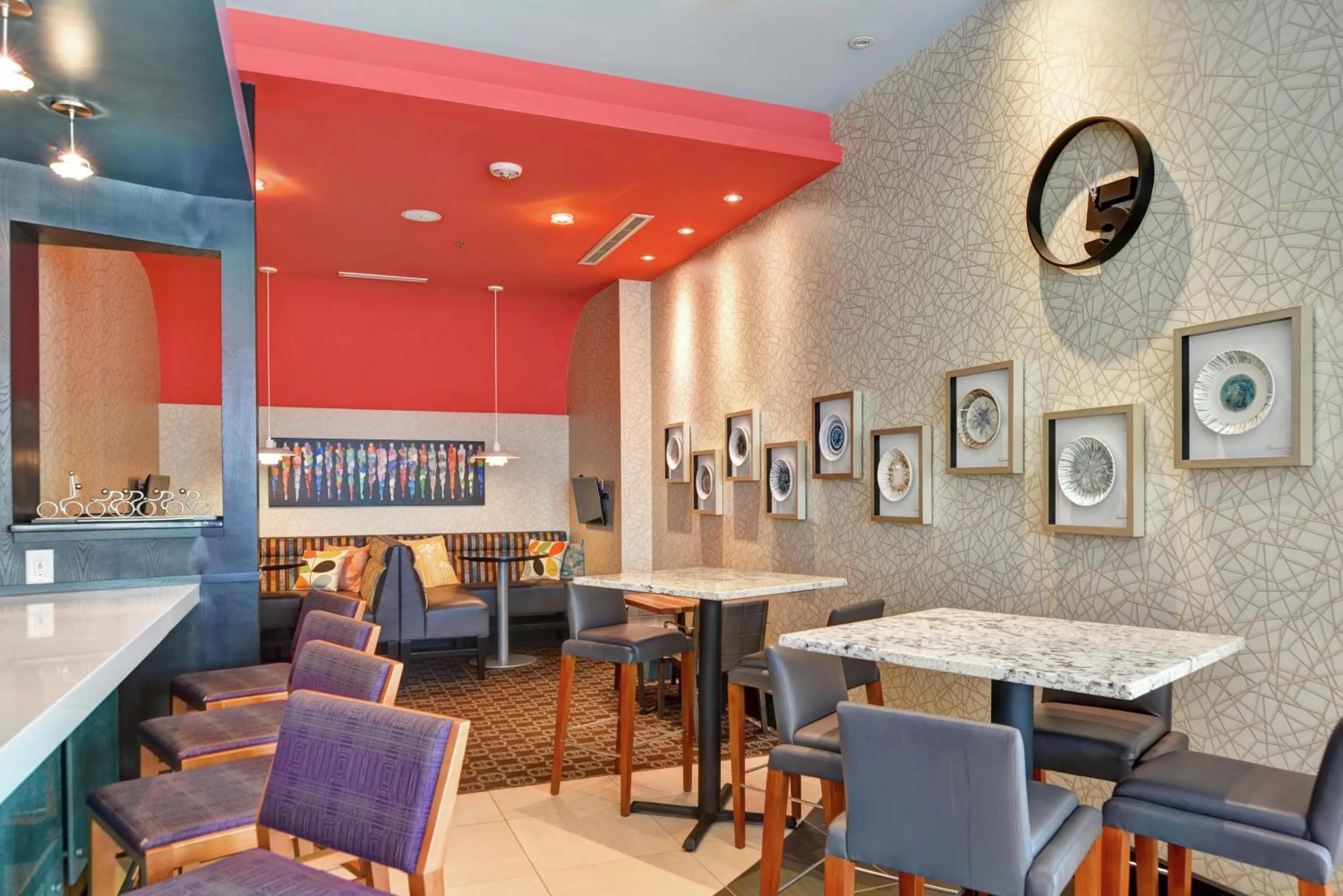 Dining area in Hilton Garden Inn Raleigh/Crabtree Valley