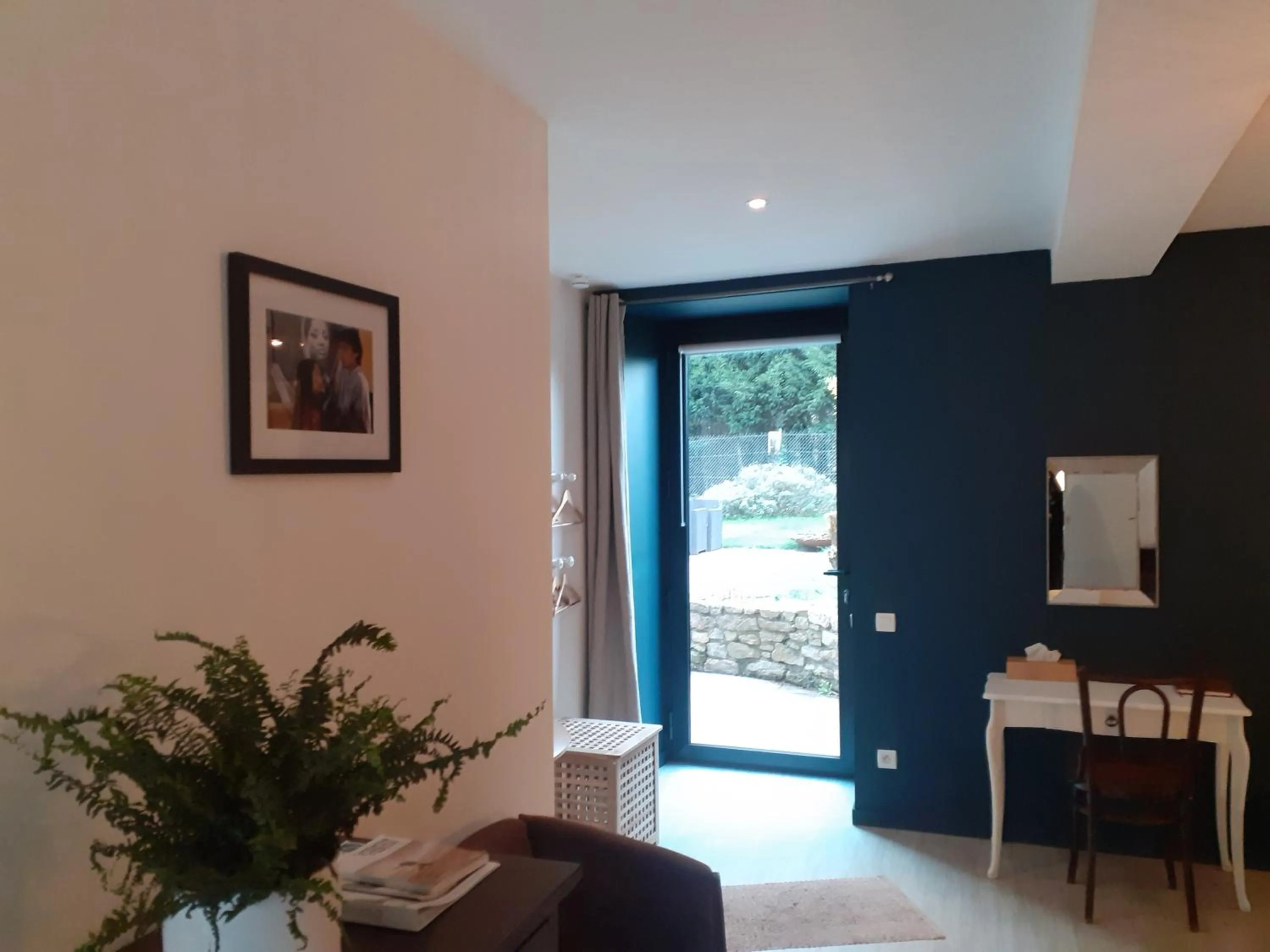 Garden view in Retour aux Sources