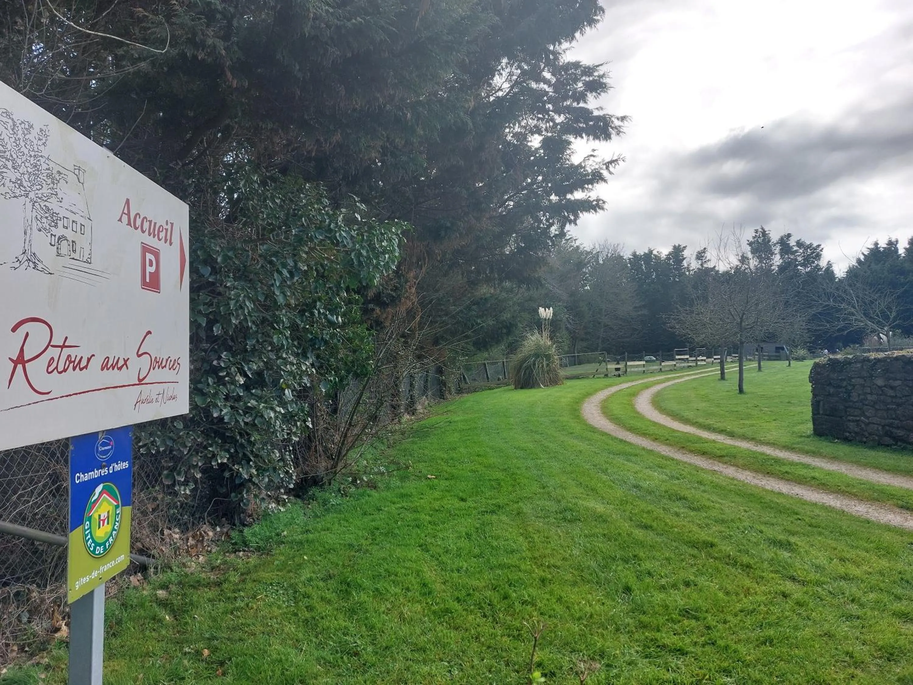 Property logo or sign in Retour aux Sources