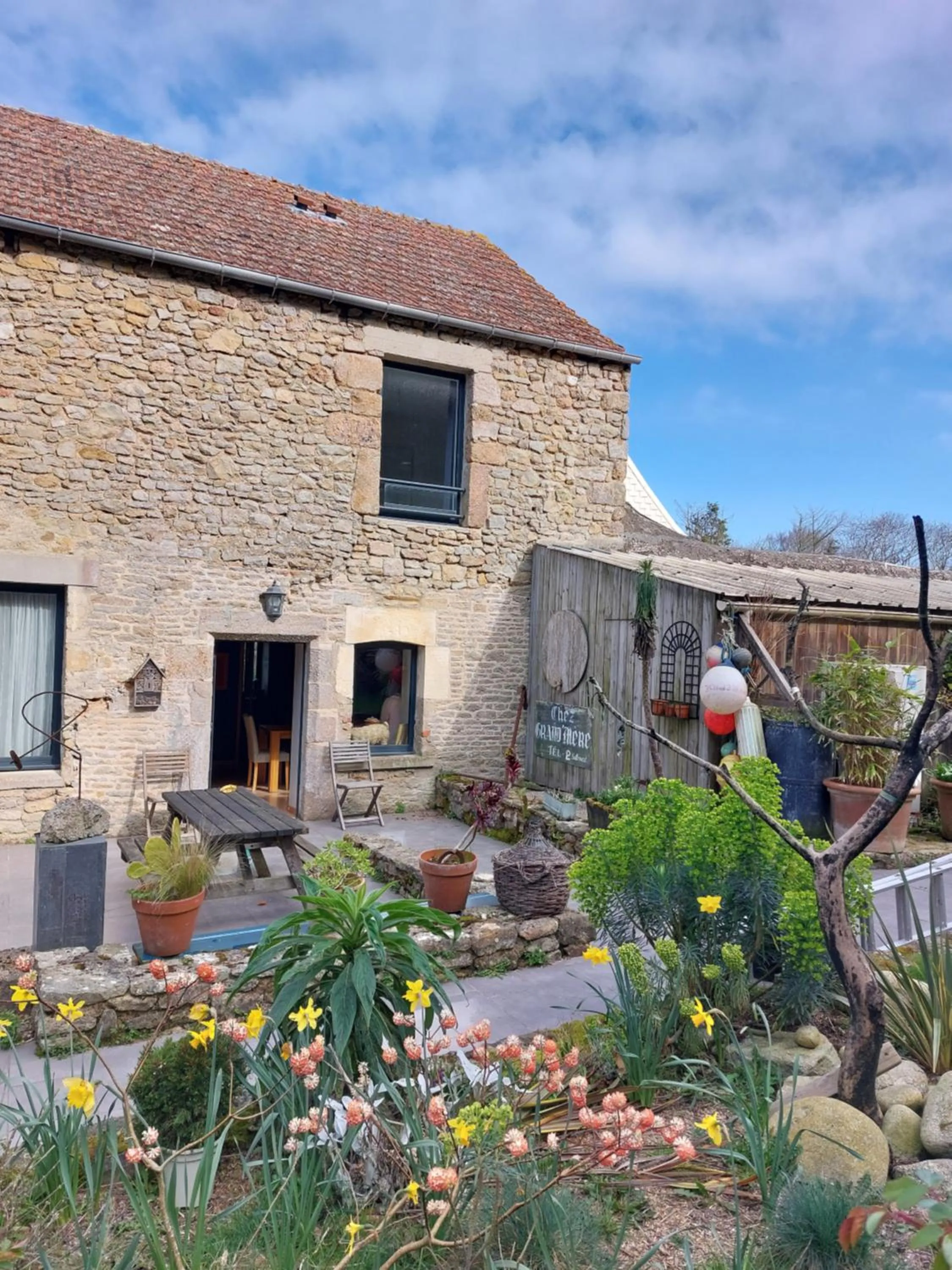 Garden view in Retour aux Sources