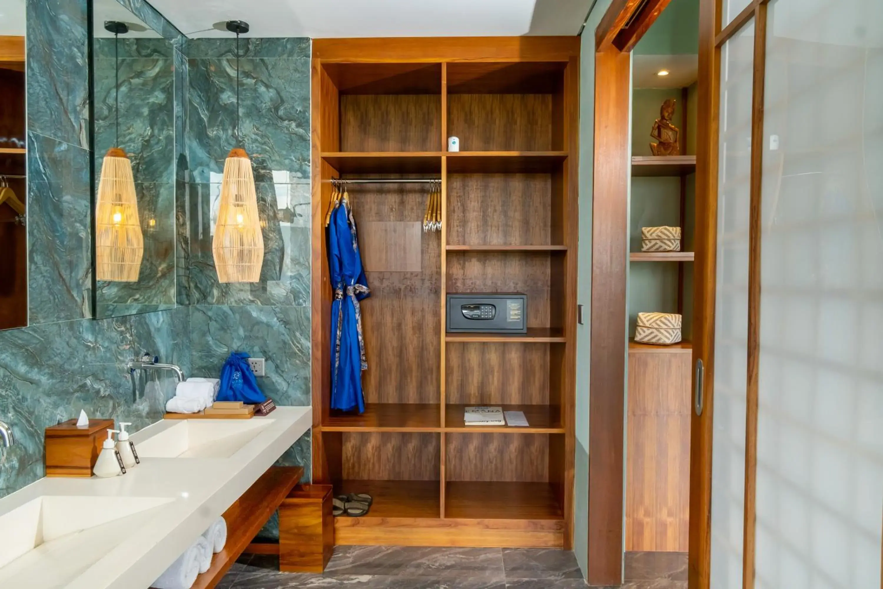 Bathroom in Emana Akatara Bathroom in Emana Akatara