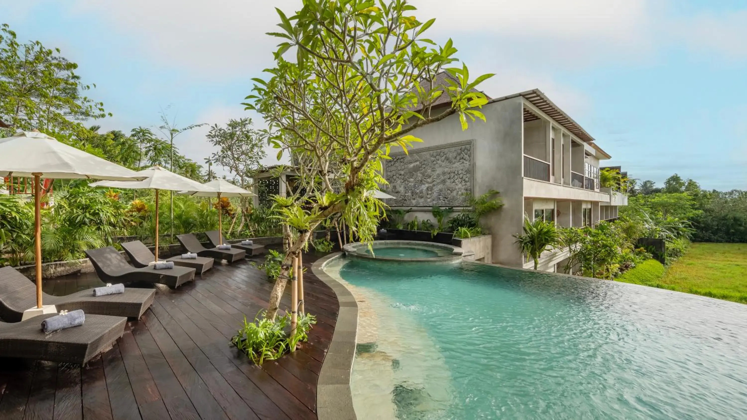 Swimming pool in Emana Akatara Swimming pool in Emana Akatara