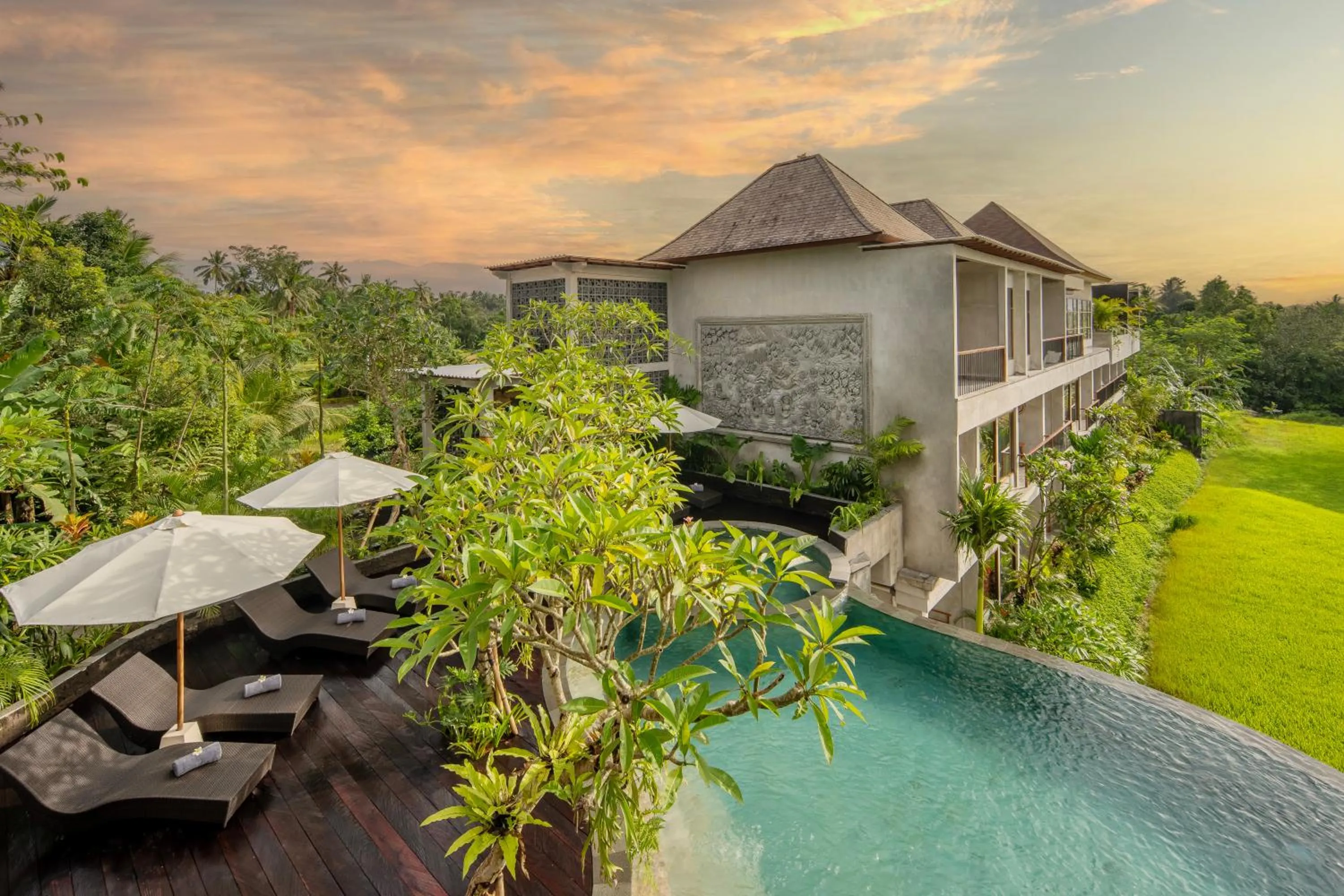 Swimming pool in Emana Akatara