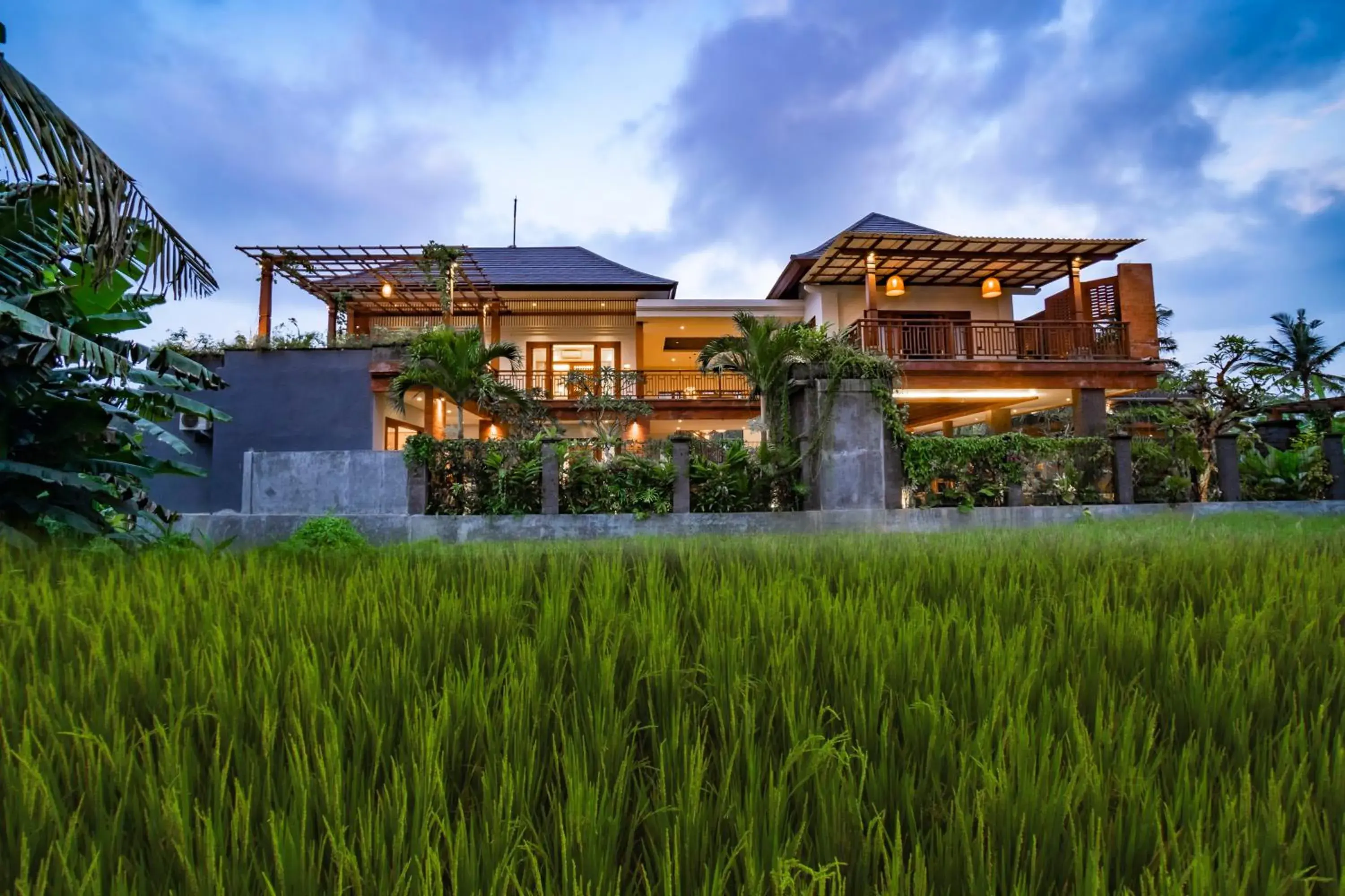 Property building in Emana Akatara Property building in Emana Akatara