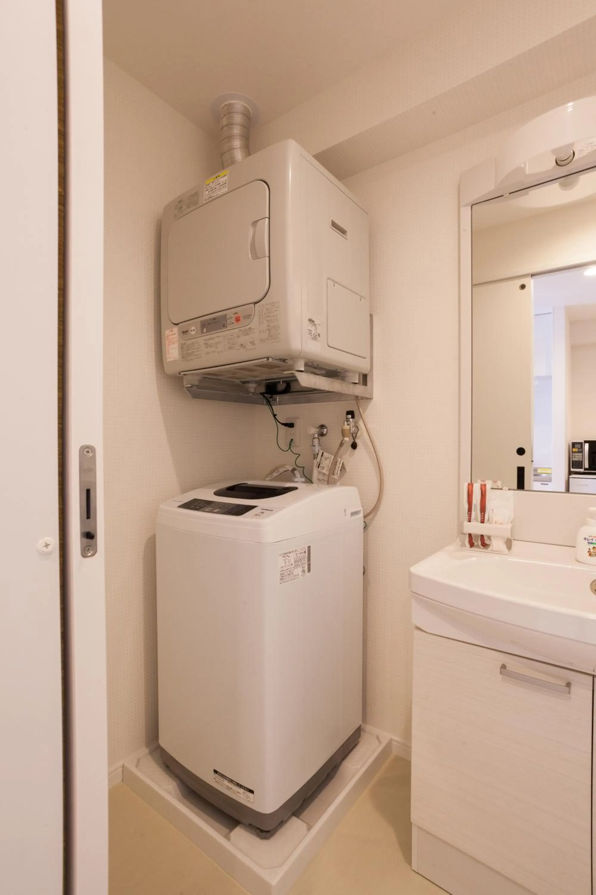 washing machine in Living Inn Asahibashiekimae Anex