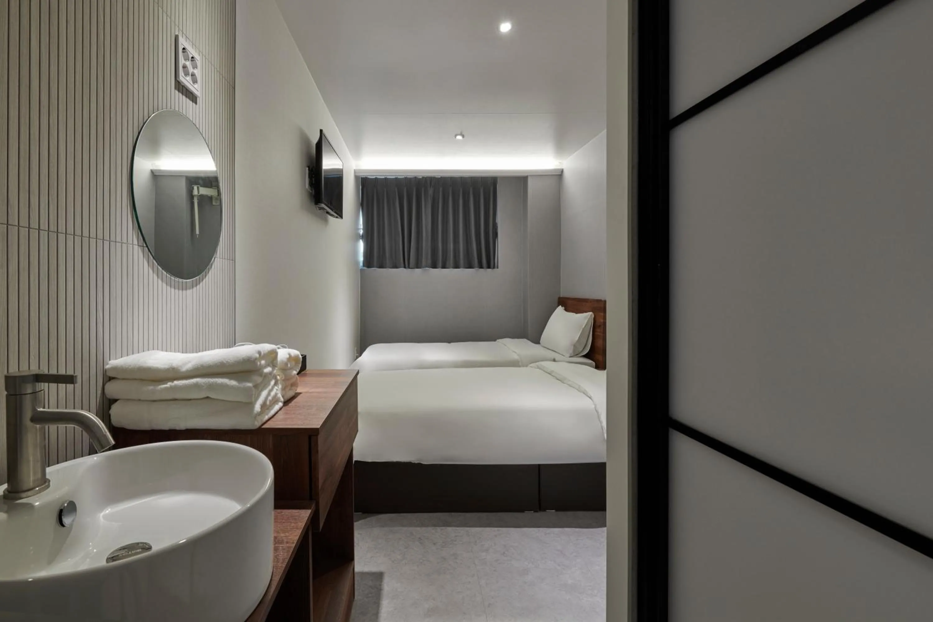 Photo of the whole room, Bed in Eight Rest Hostel Jong-ro