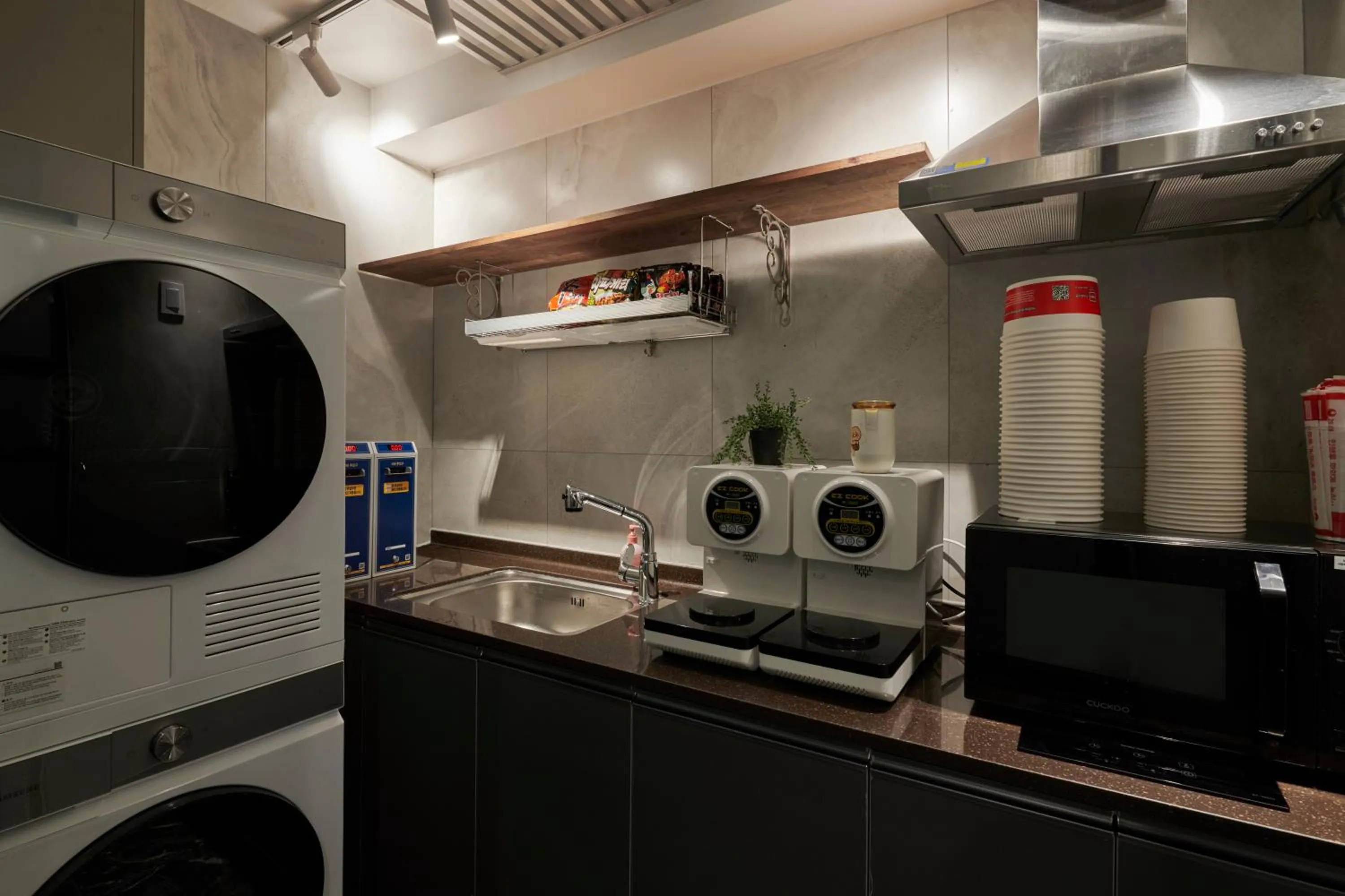 Kitchen or kitchenette in Eight Rest Hostel Jong-ro