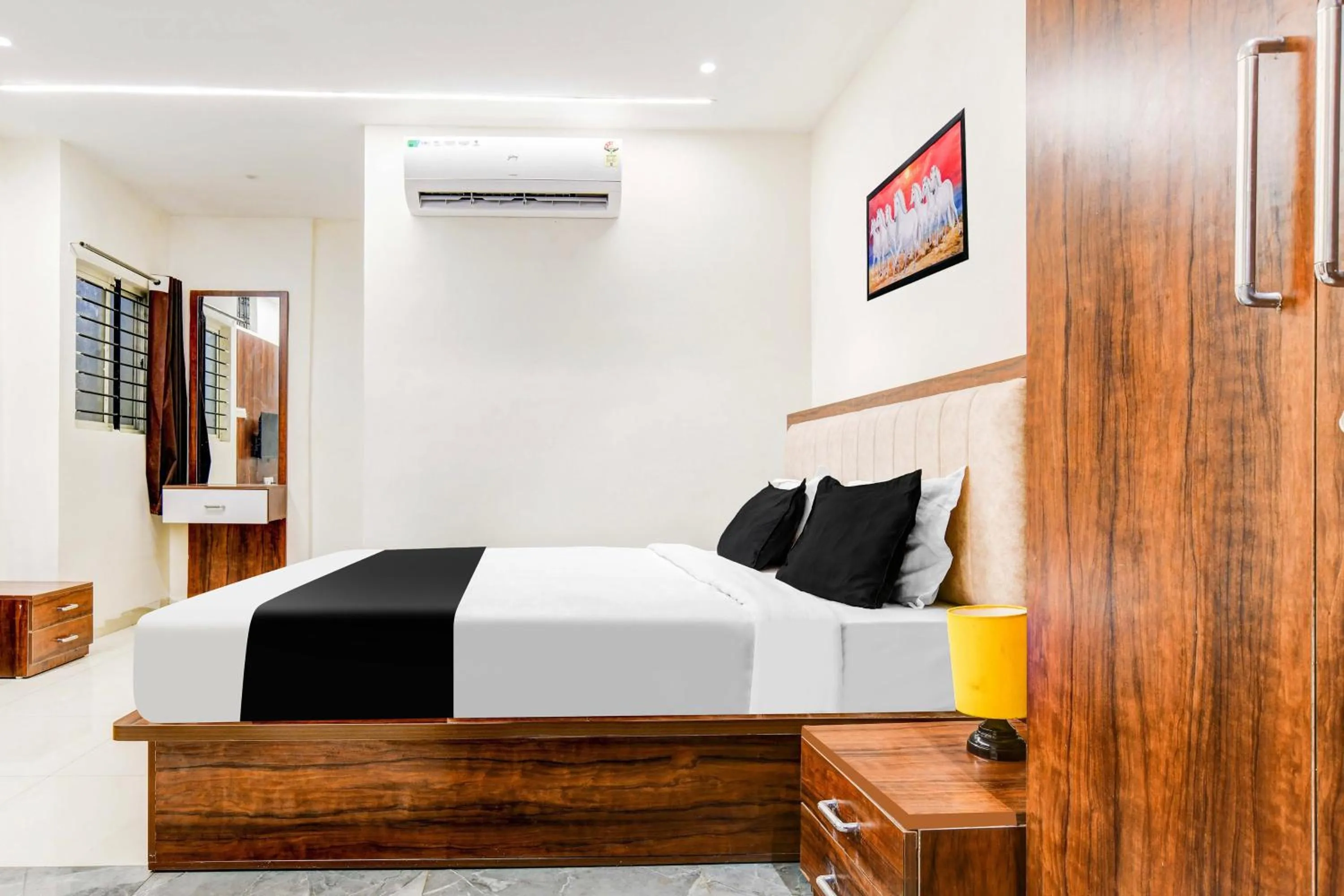 Bedroom, Bed in HOTEL O HRK INN