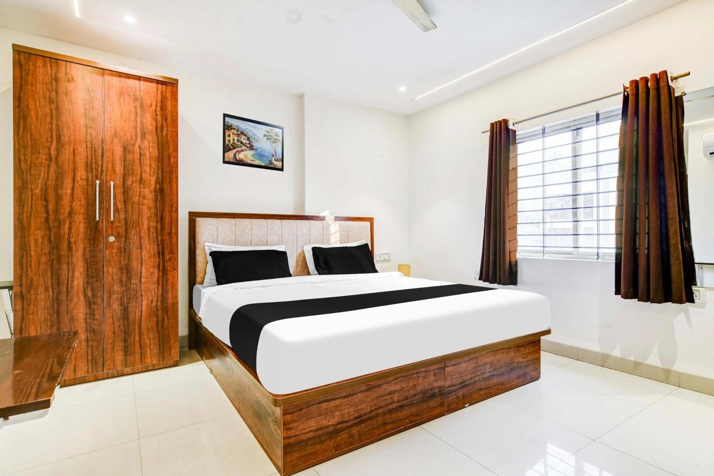 Bedroom, Bed in HOTEL O HRK INN