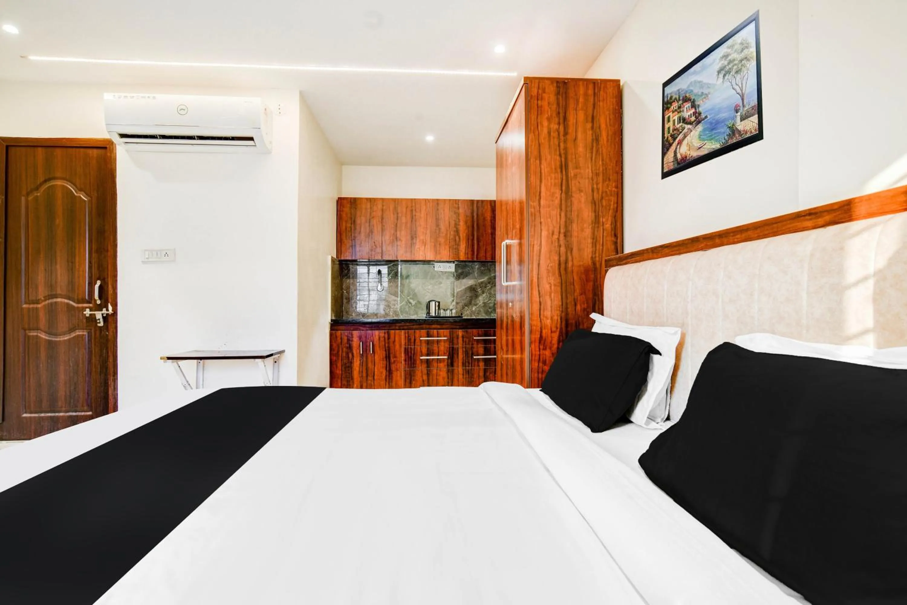 Bedroom, Bed in HOTEL O HRK INN