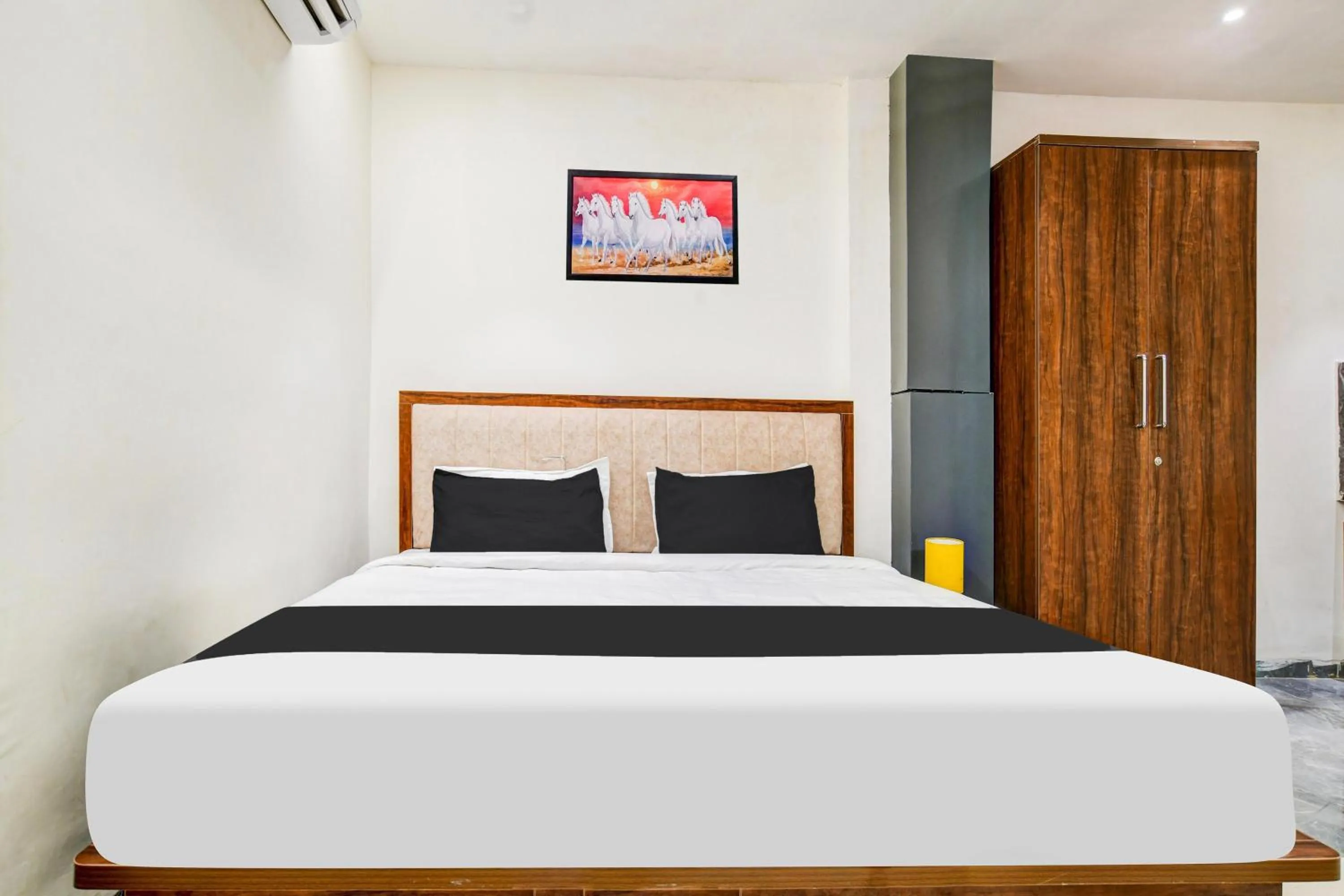 Bedroom, Bed in HOTEL O HRK INN