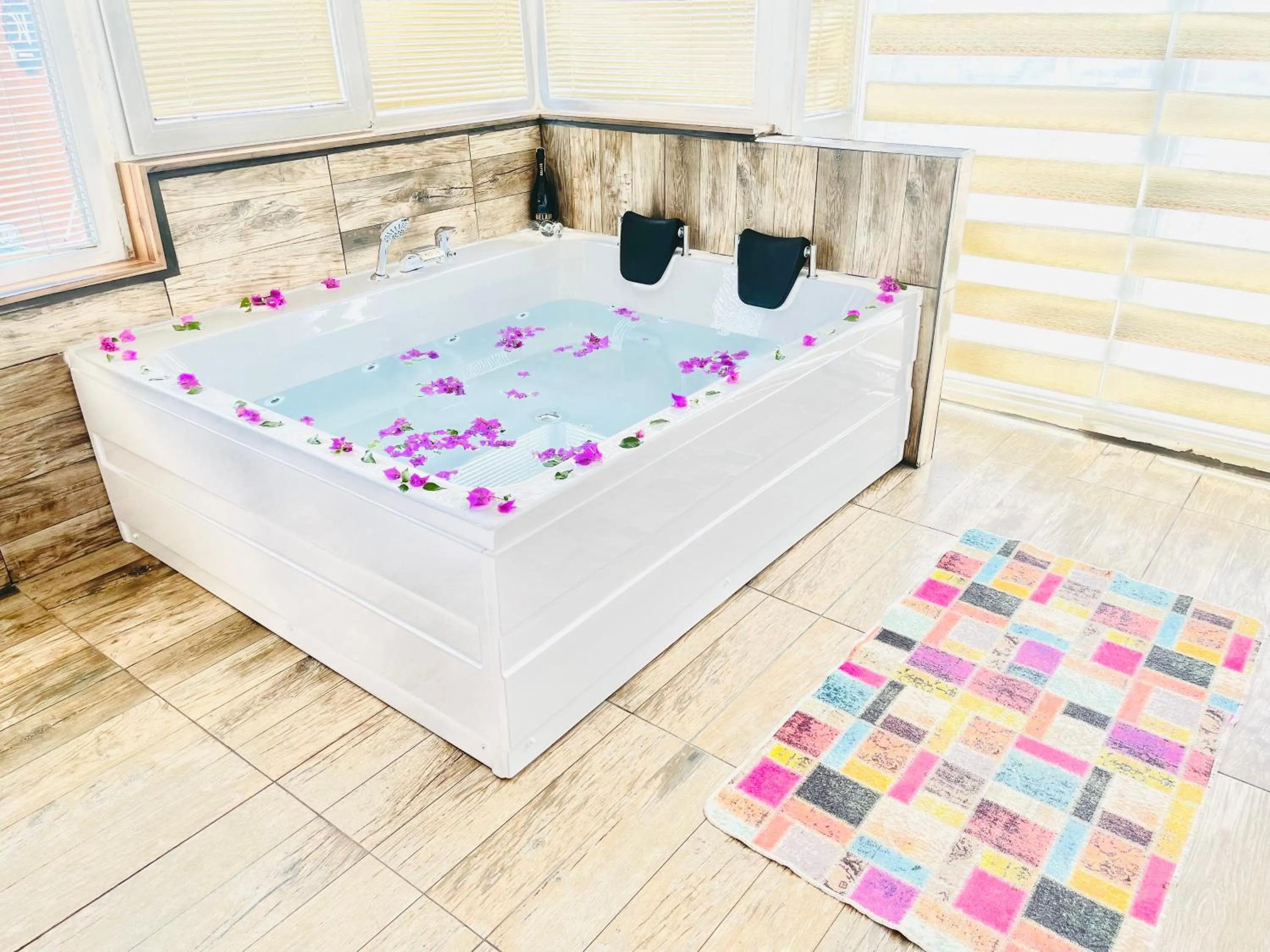 Hot Tub, Bed in Ale Park Hotel Apartments