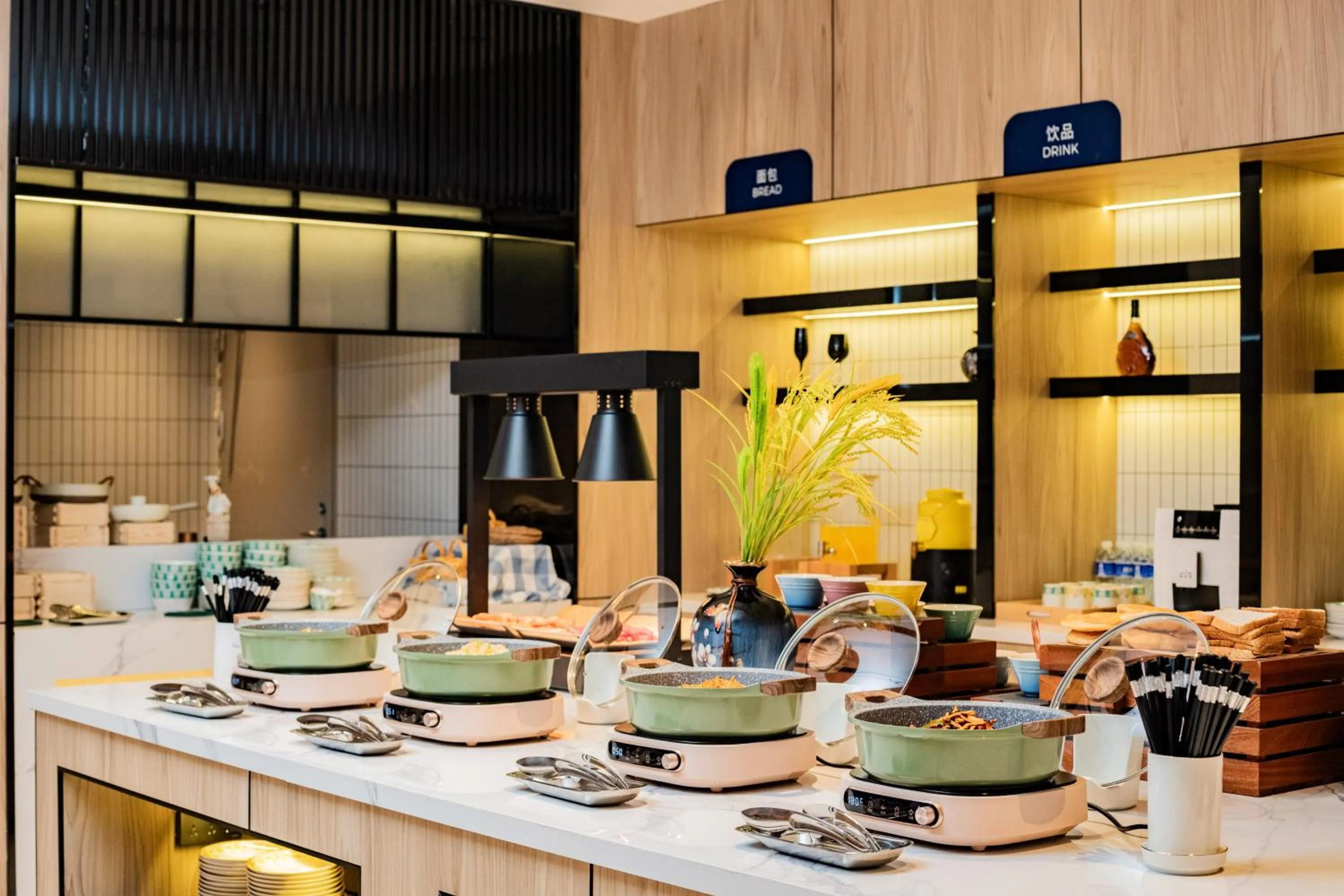 Restaurant/places to eat in Echarm Hotel Xi'an Chanba International Exhibition Center