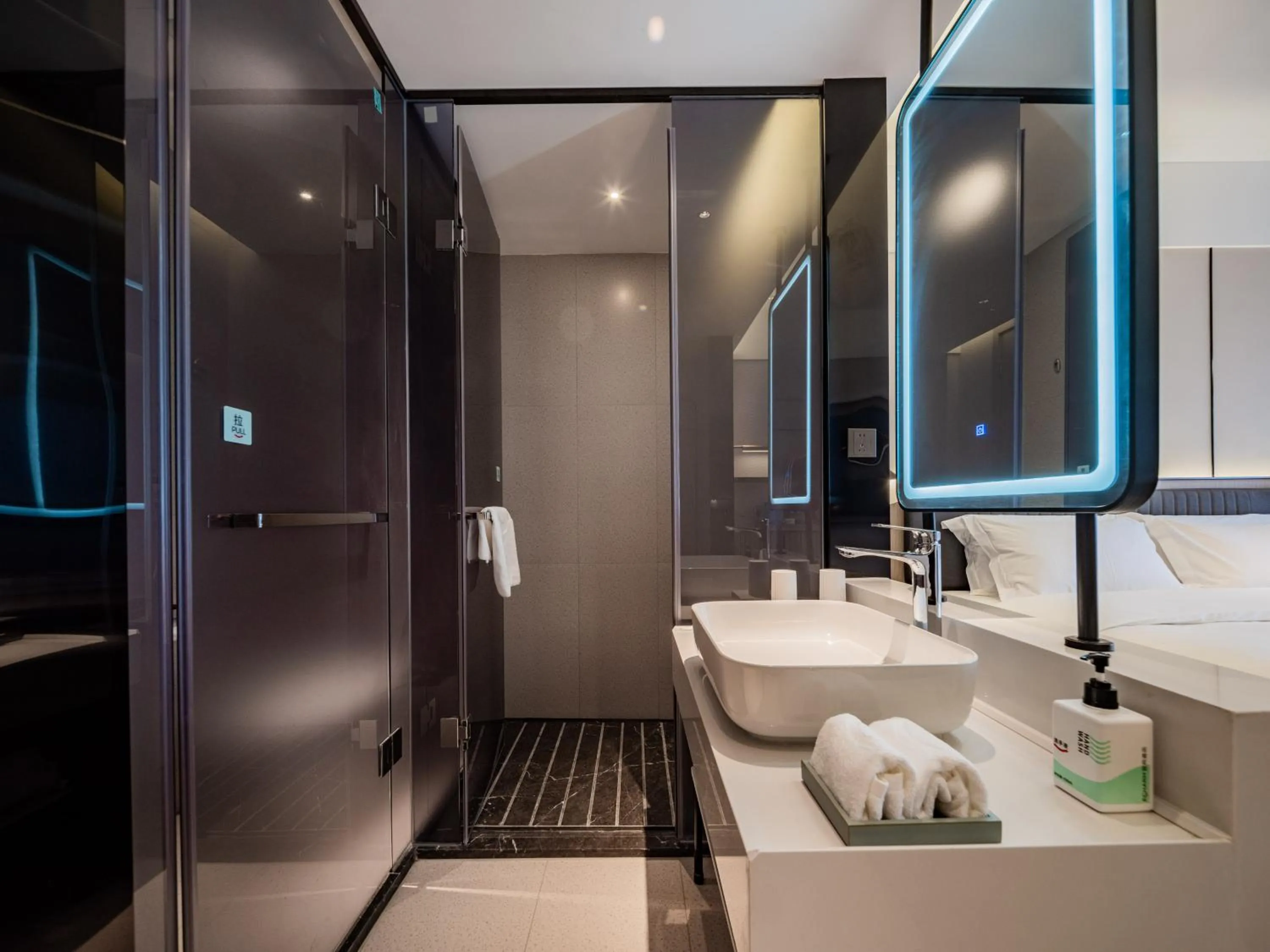 Shower in Echarm Hotel Xi'an Chanba International Exhibition Center