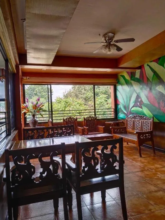 Communal lounge/ TV room in F and C Guesthouse by Hiverooms