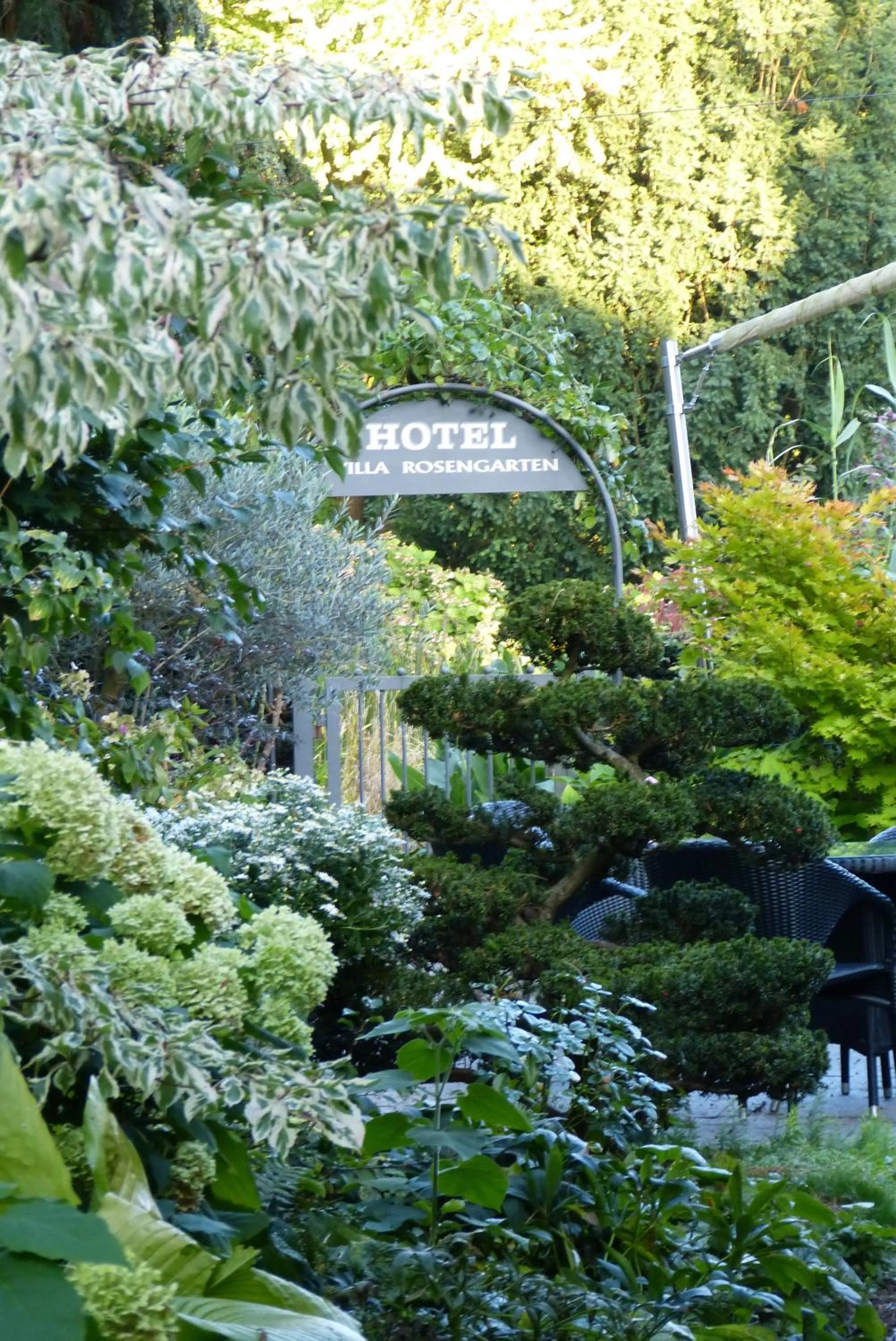 Garden in Hotel Garni Villa Rosengarten