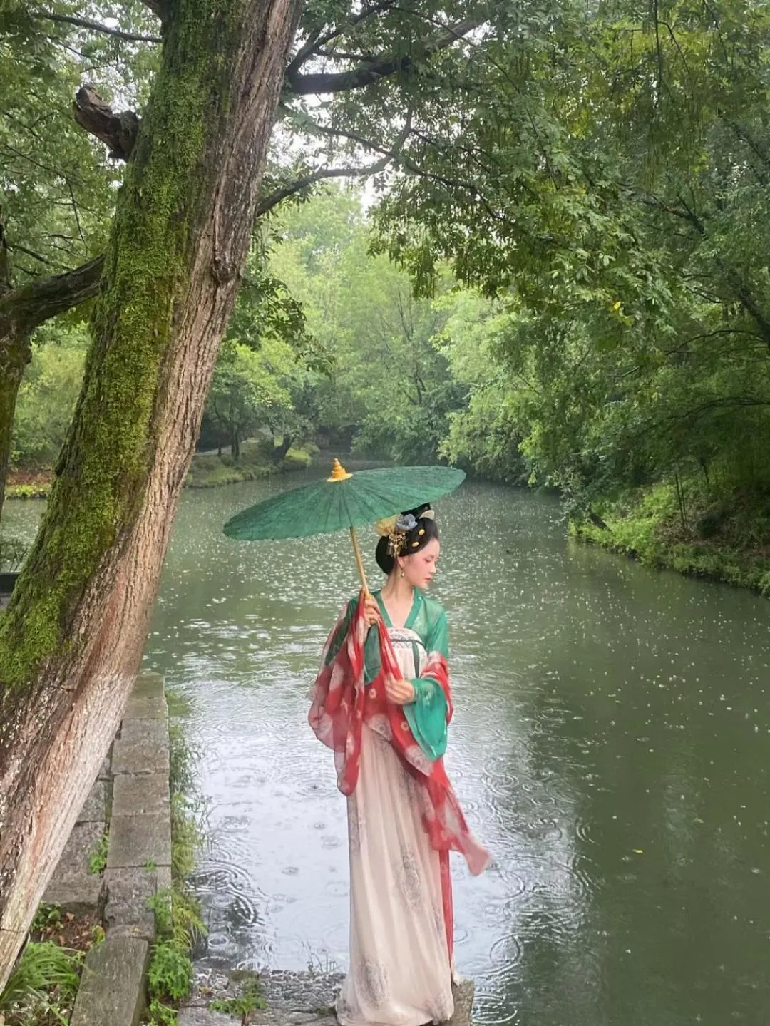 People in Xishang Yunjian Holiday Hotel