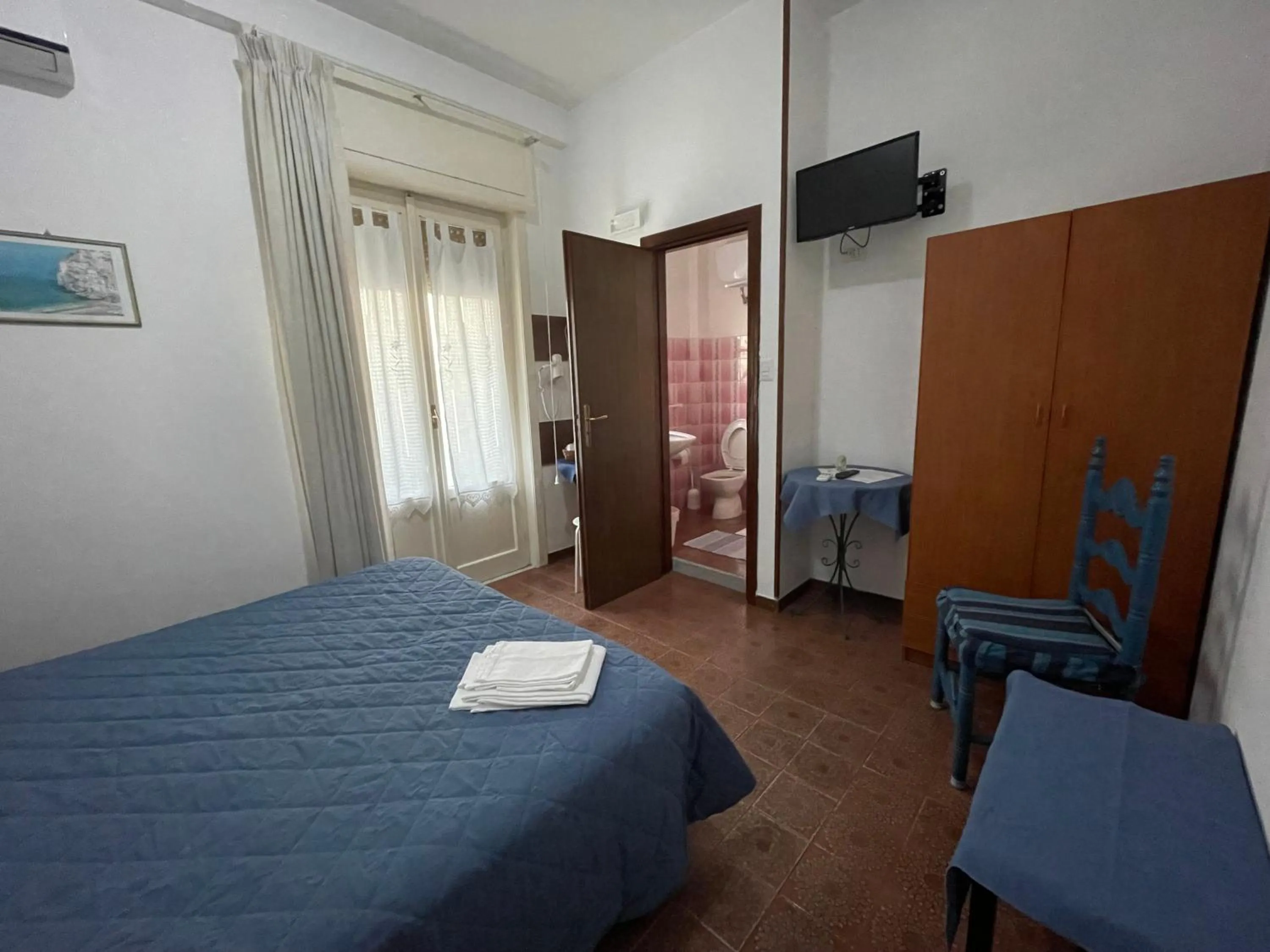 Toilet, Bed in Hotel Europa