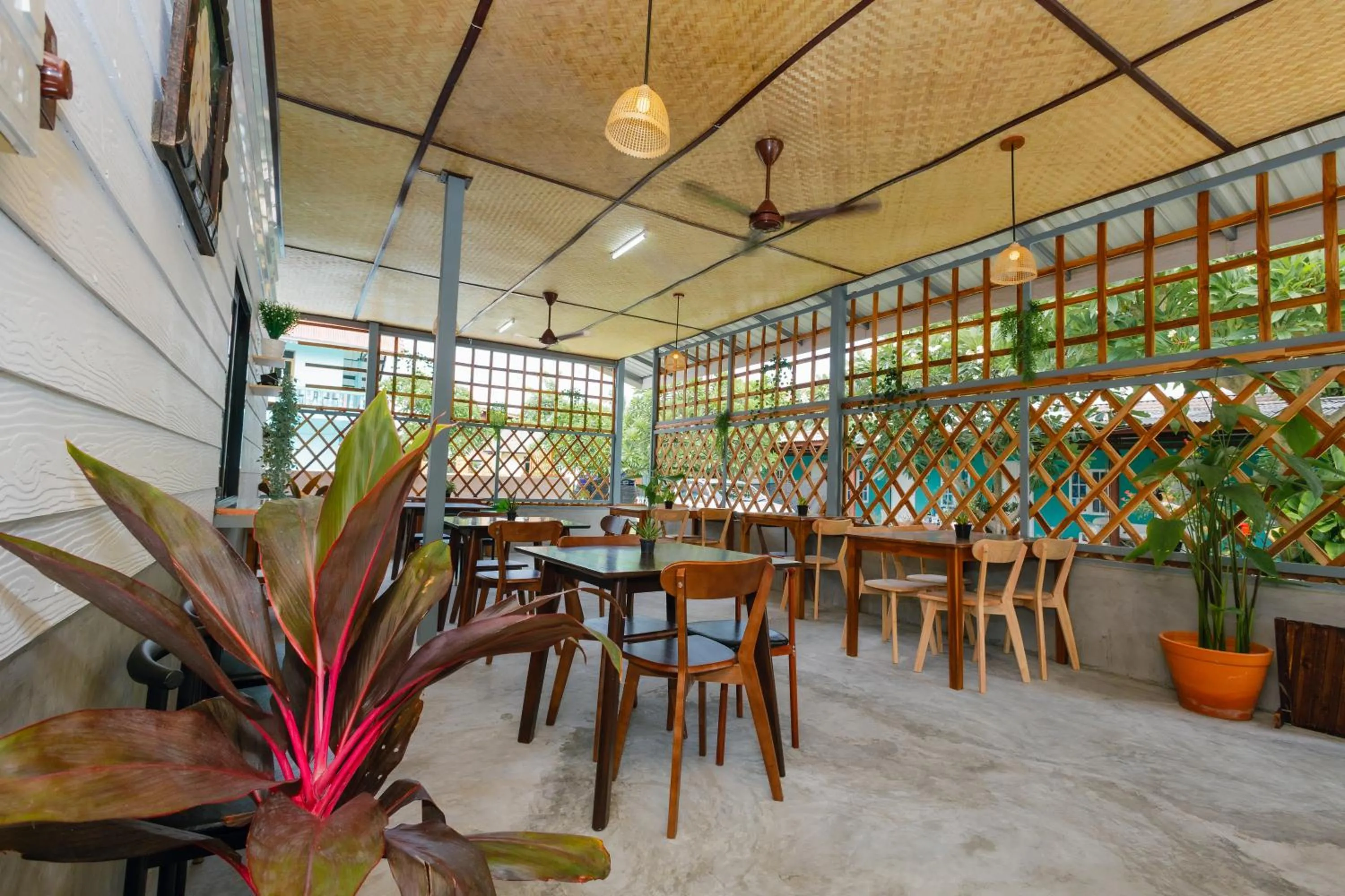 Restaurant/places to eat in Charung by The Sea