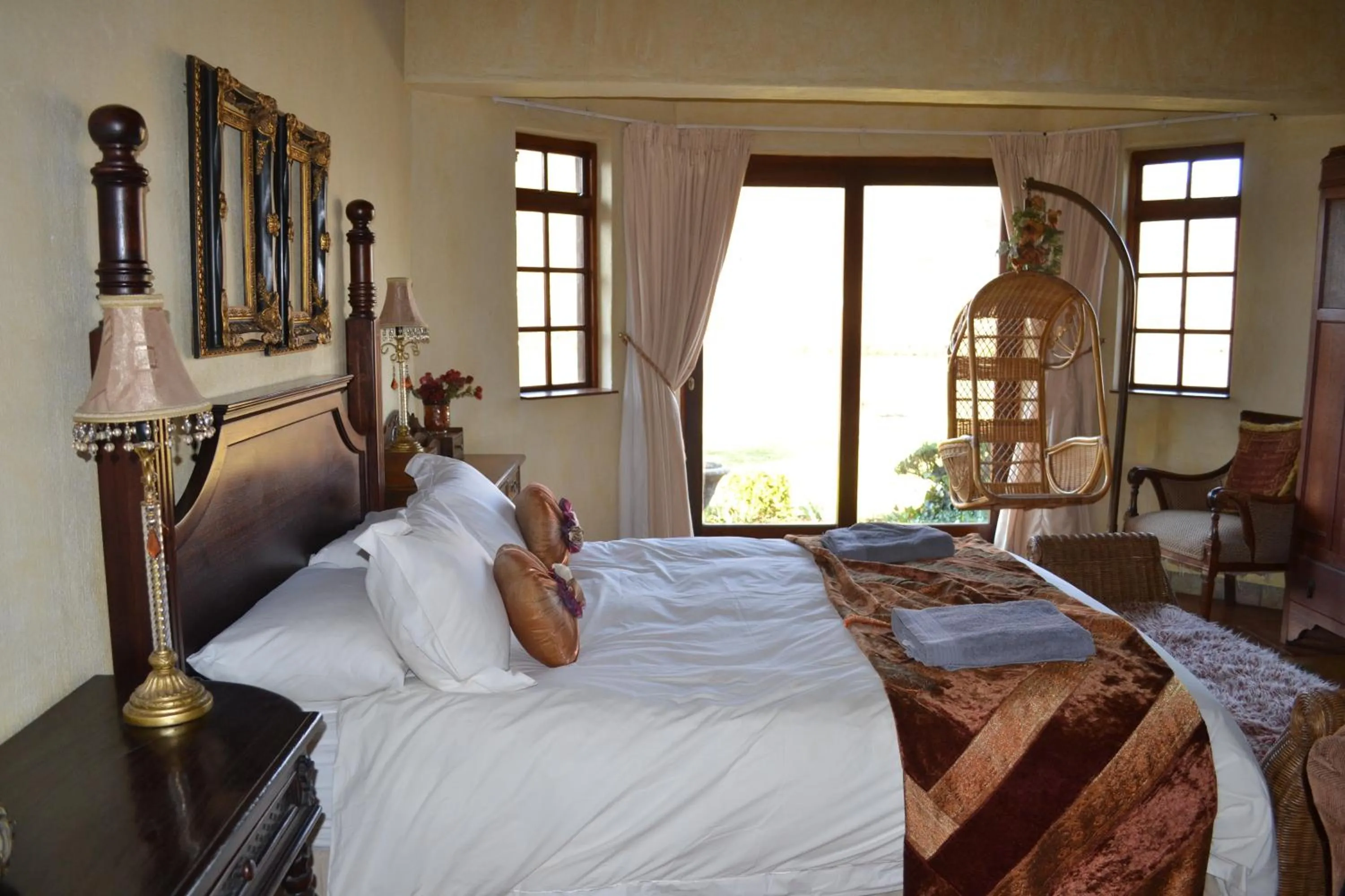 Bedroom, Bed in Fox & Squirrel