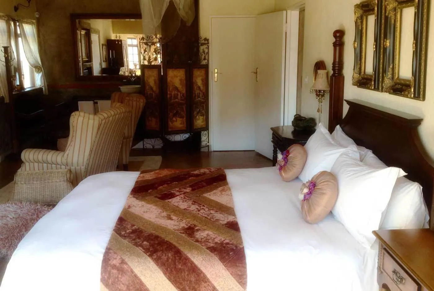 Bedroom, Bed in Fox & Squirrel