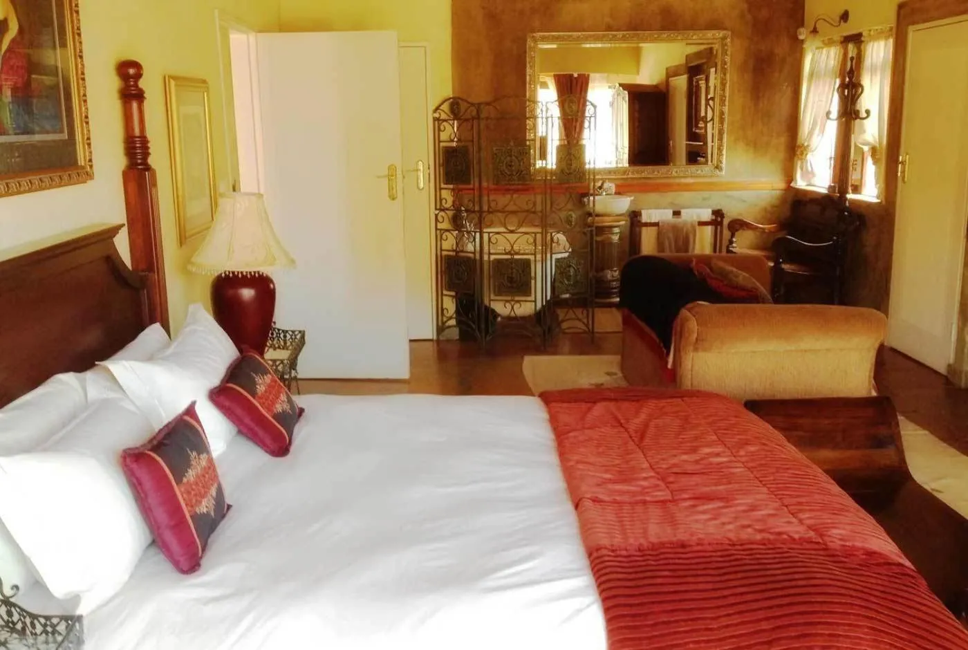 Bedroom, Bed in Fox & Squirrel