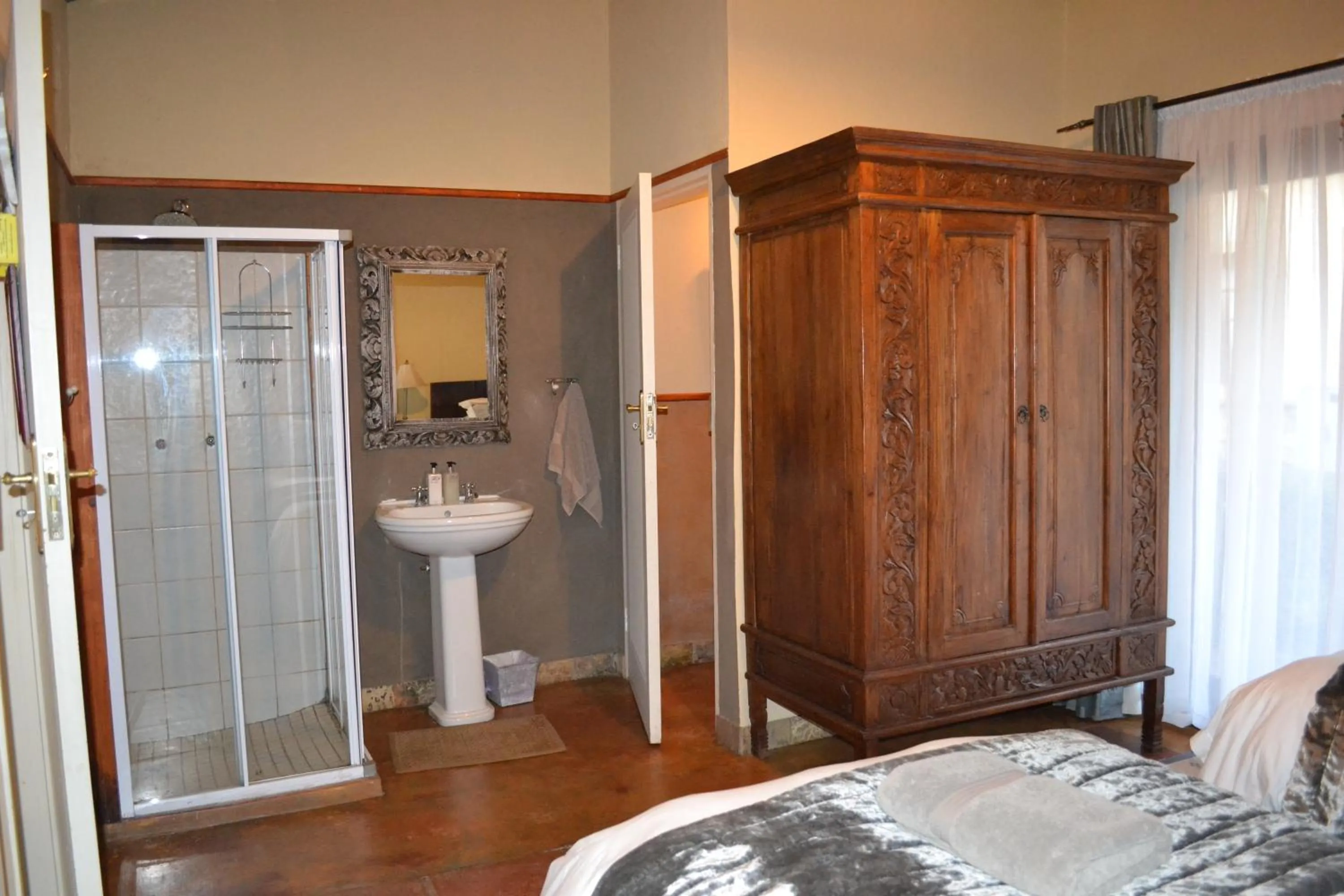 Bedroom, Bed in Fox & Squirrel