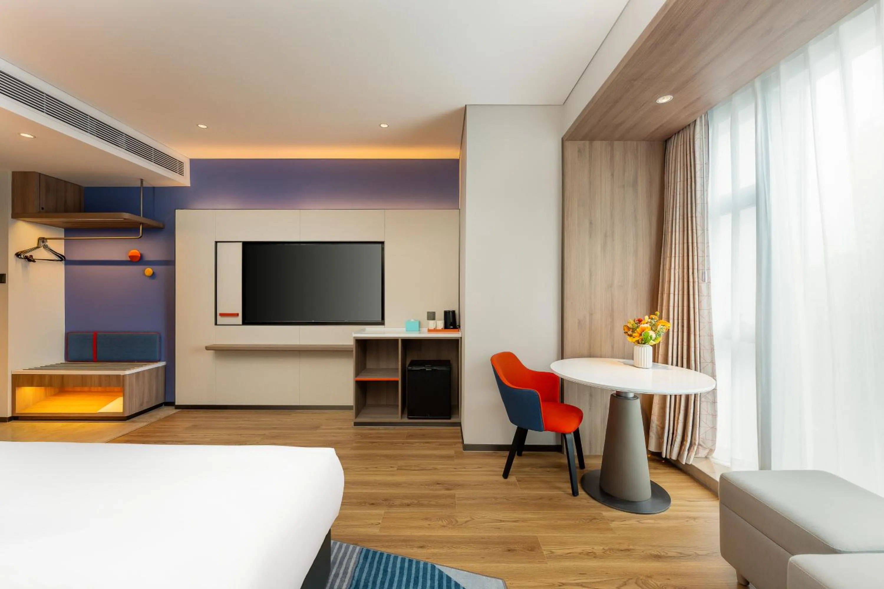 Bedroom in Holiday Inn Express Shenzhen Guangming by IHG