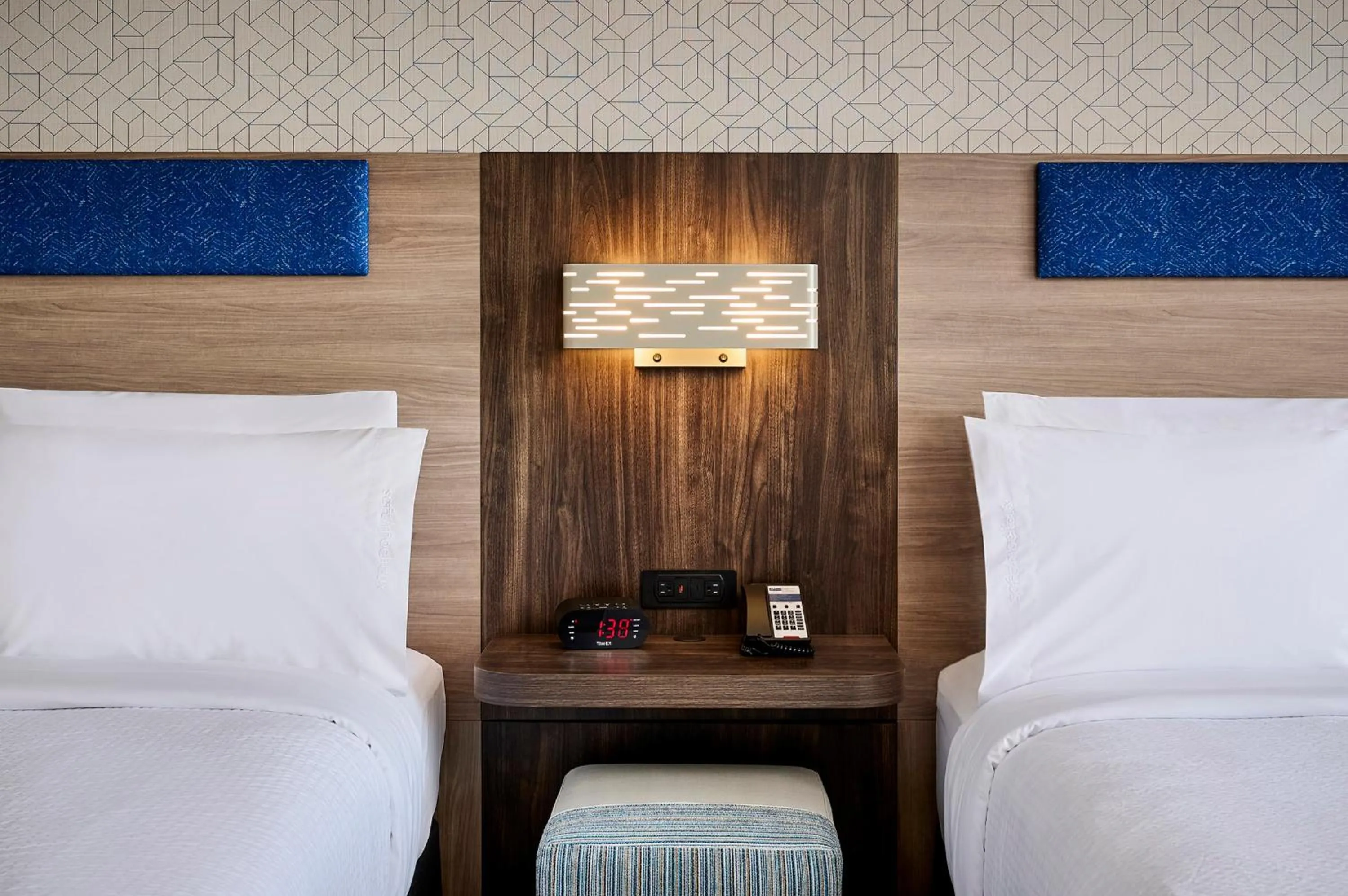 Photo of the whole room, Bed in Holiday Inn Express Hamilton - Upper James by IHG