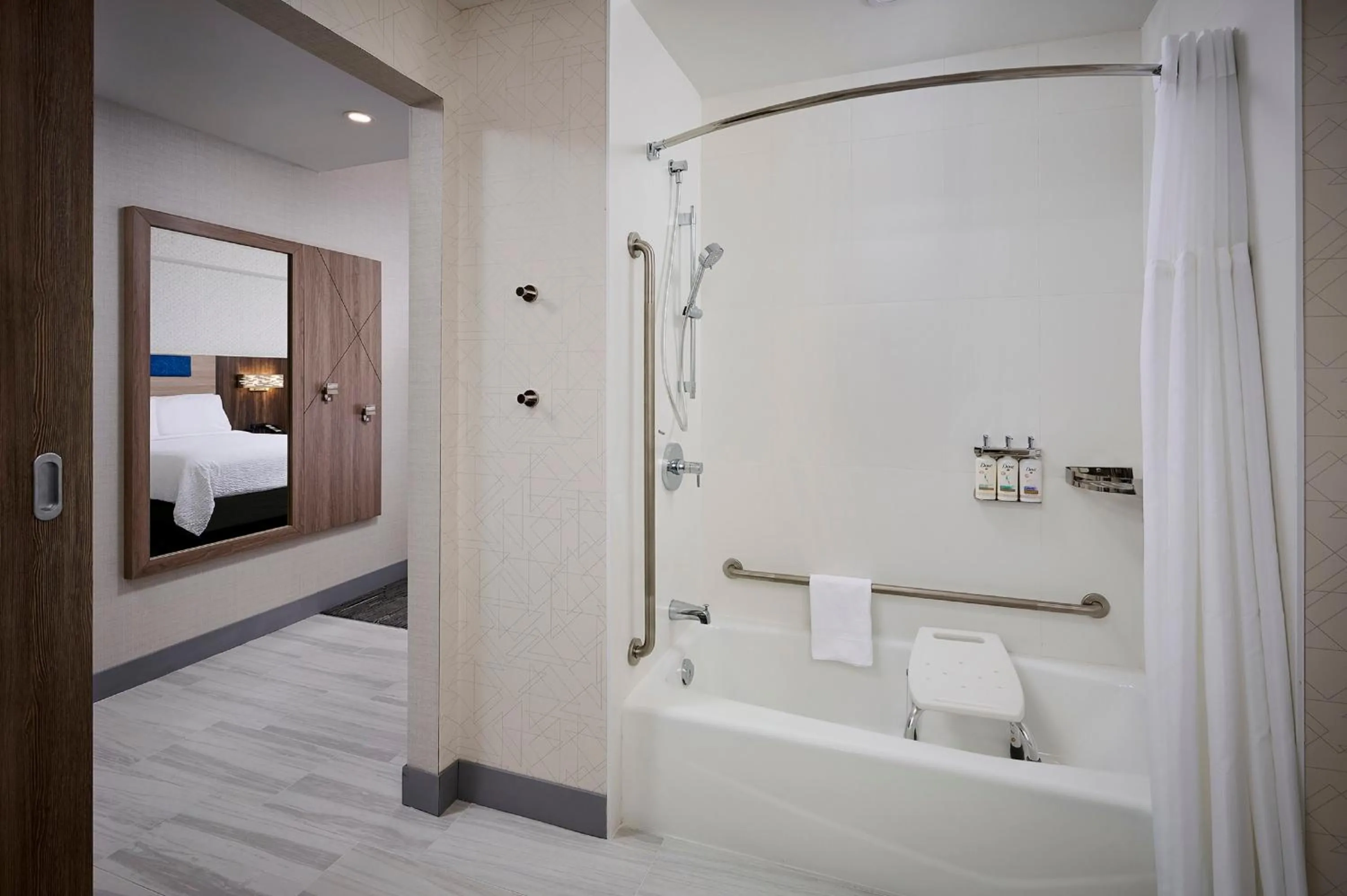 Photo of the whole room, Bed in Holiday Inn Express Hamilton - Upper James by IHG