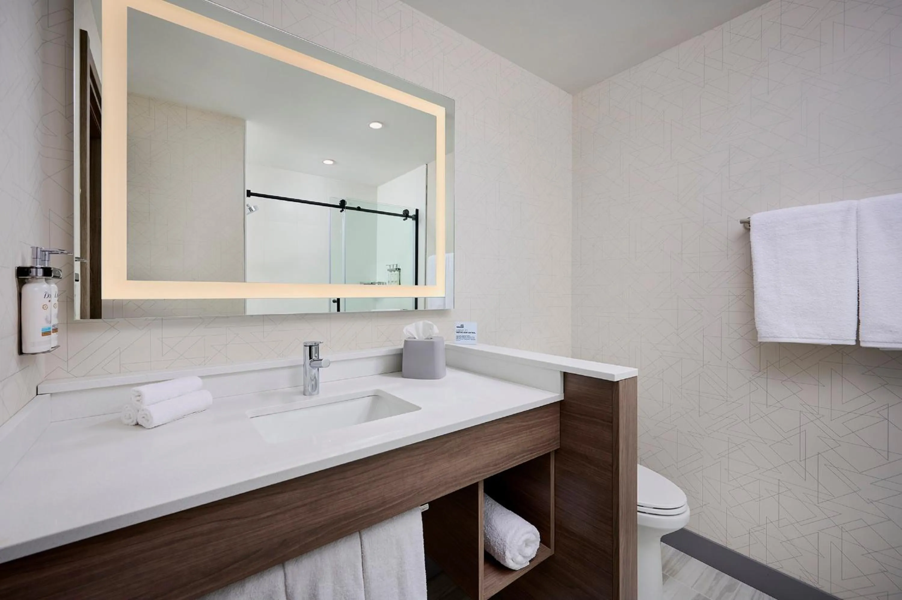 Photo of the whole room in Holiday Inn Express Hamilton - Upper James by IHG