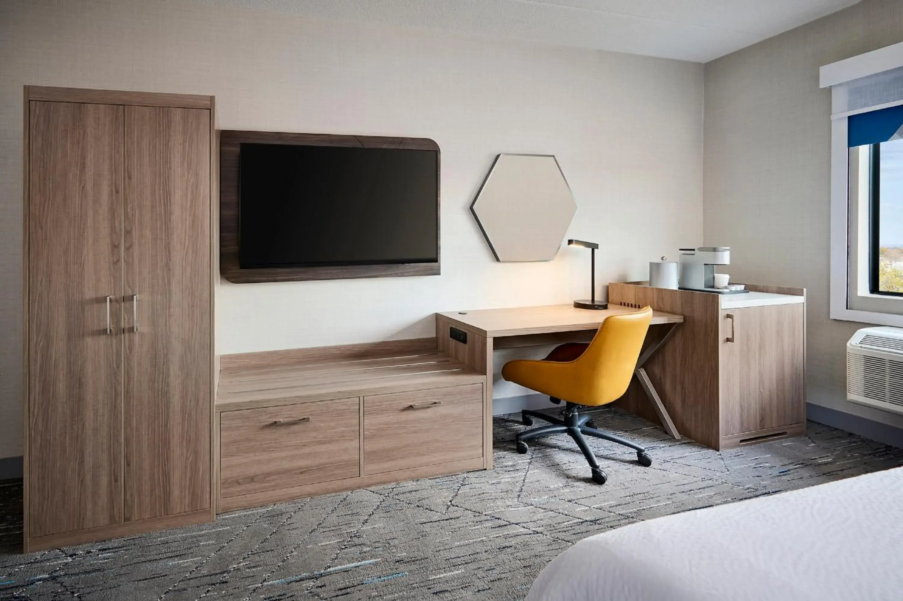 Photo of the whole room, Bed in Holiday Inn Express Hamilton - Upper James by IHG Photo of the whole room, Bed in Holiday Inn Express Hamilton - Upper James by IHG