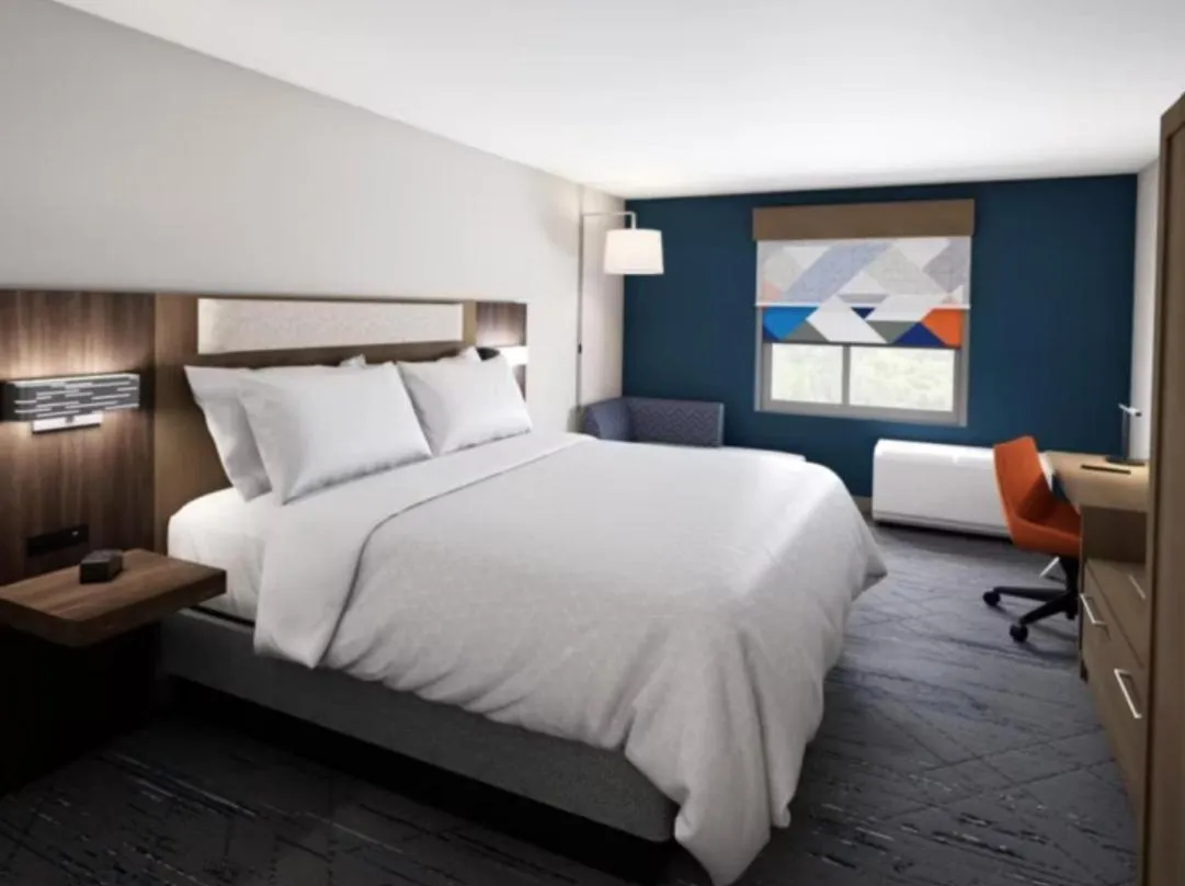 Bed in Holiday Inn Express Hamilton - Upper James by IHG