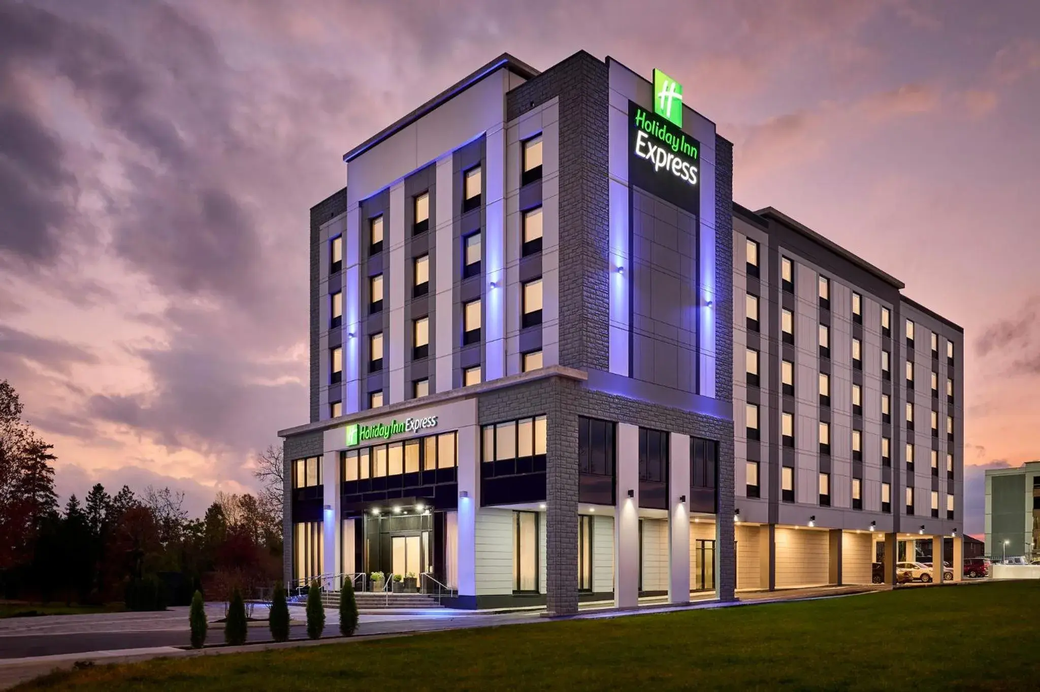 Property building in Holiday Inn Express Hamilton - Upper James by IHG Property building in Holiday Inn Express Hamilton - Upper James by IHG
