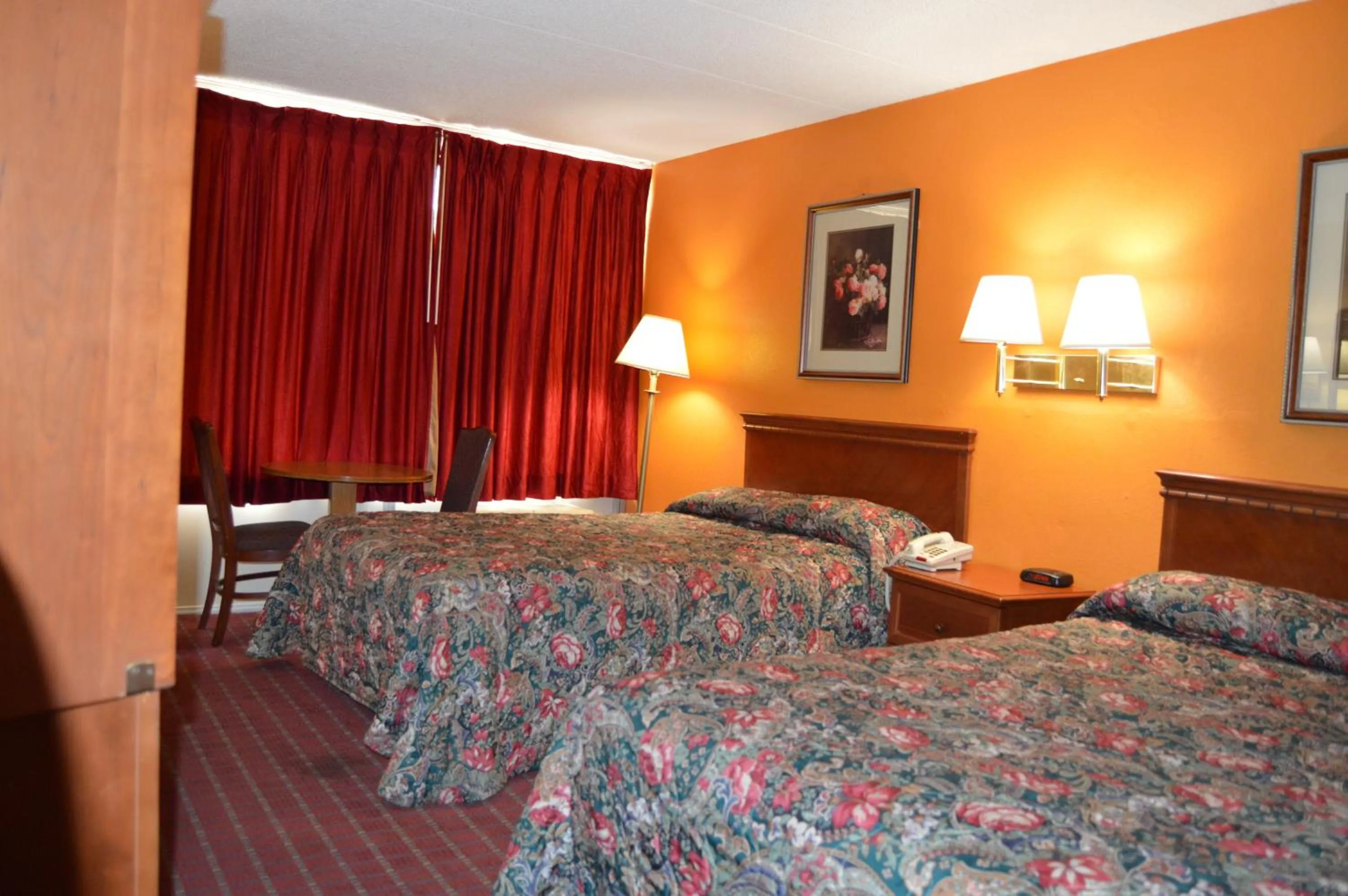 Photo of the whole room, Bed in Travelers Inn