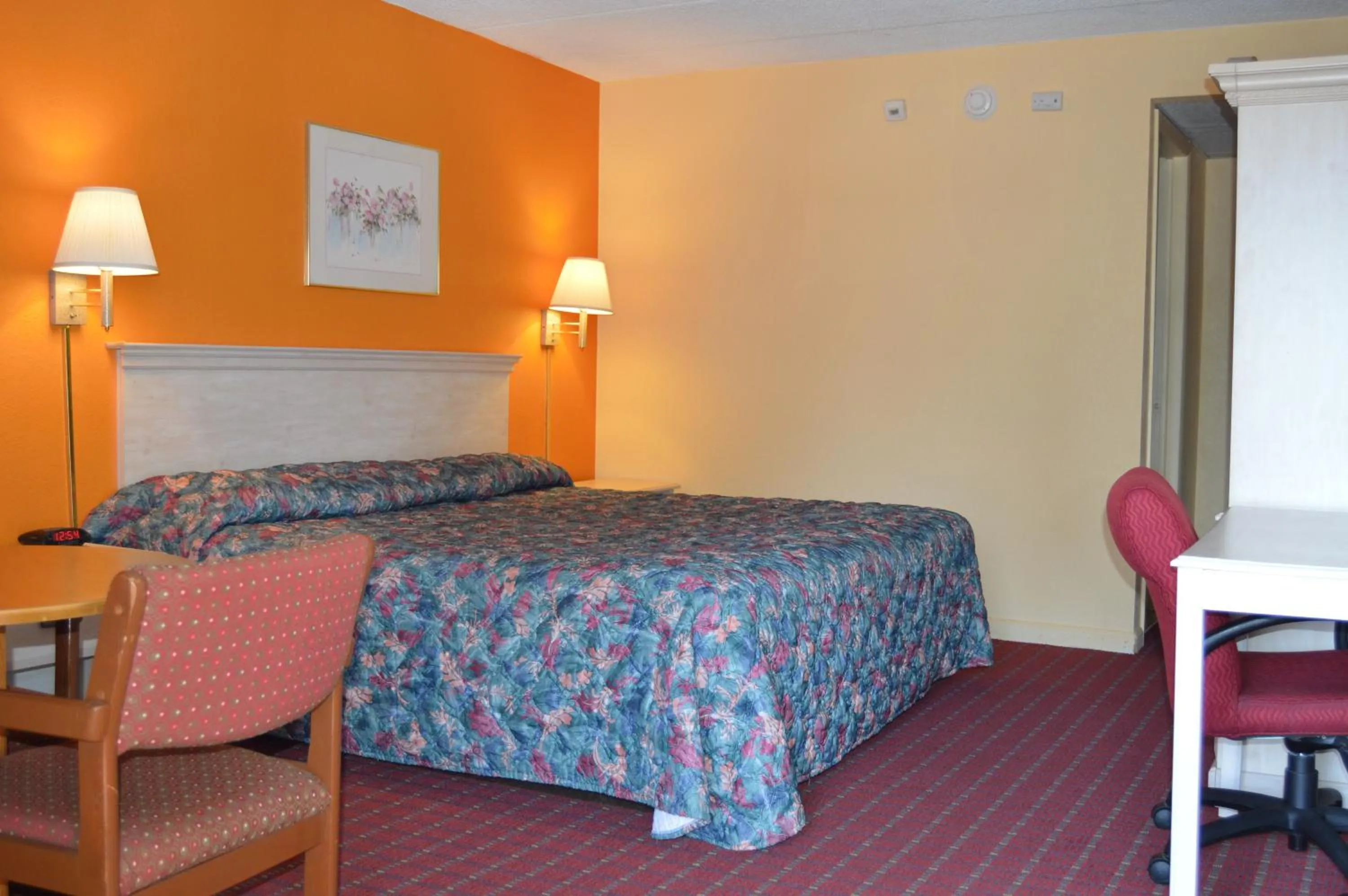 Photo of the whole room, Bed in Travelers Inn