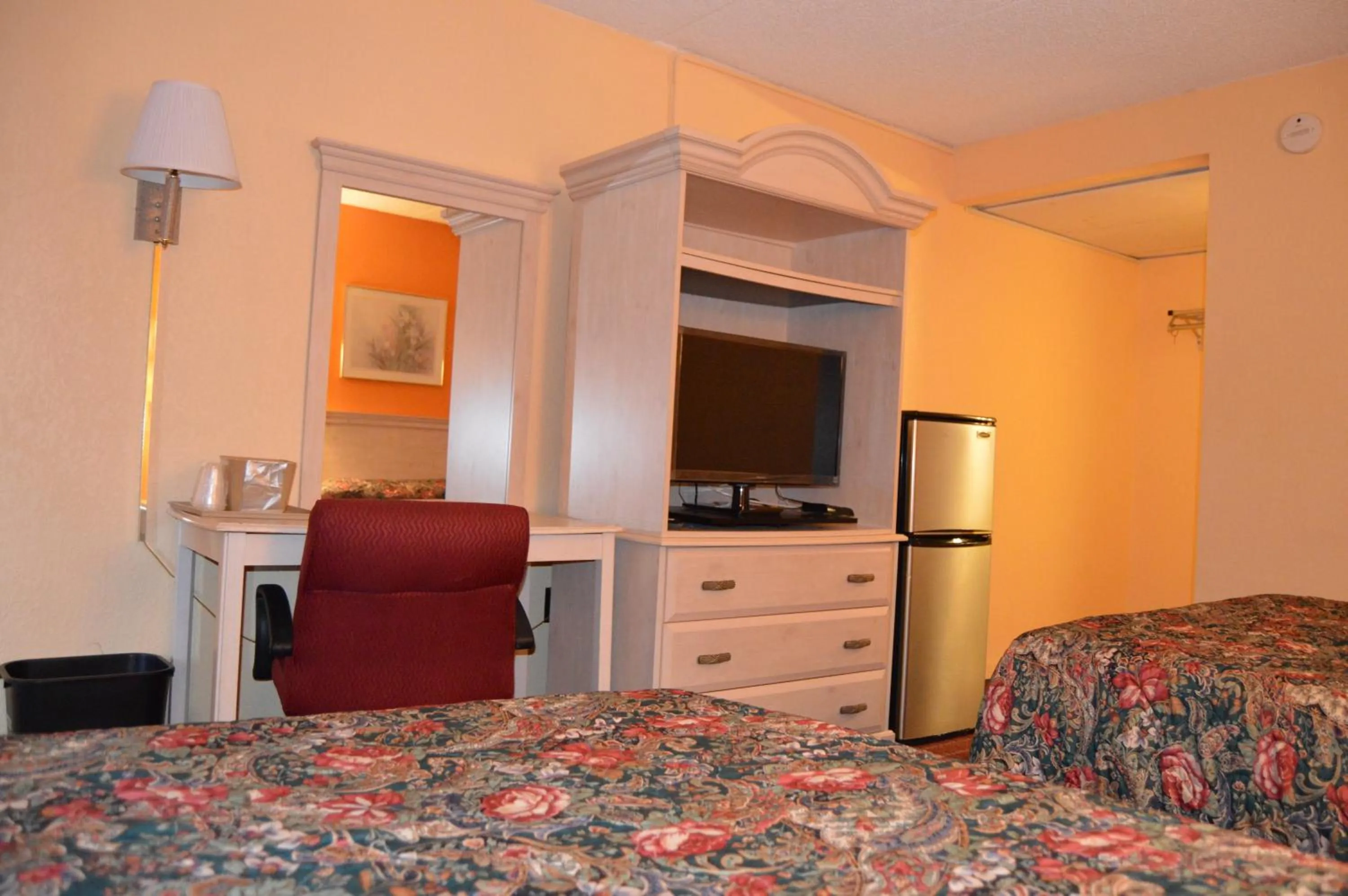 TV and multimedia, Bed in Travelers Inn
