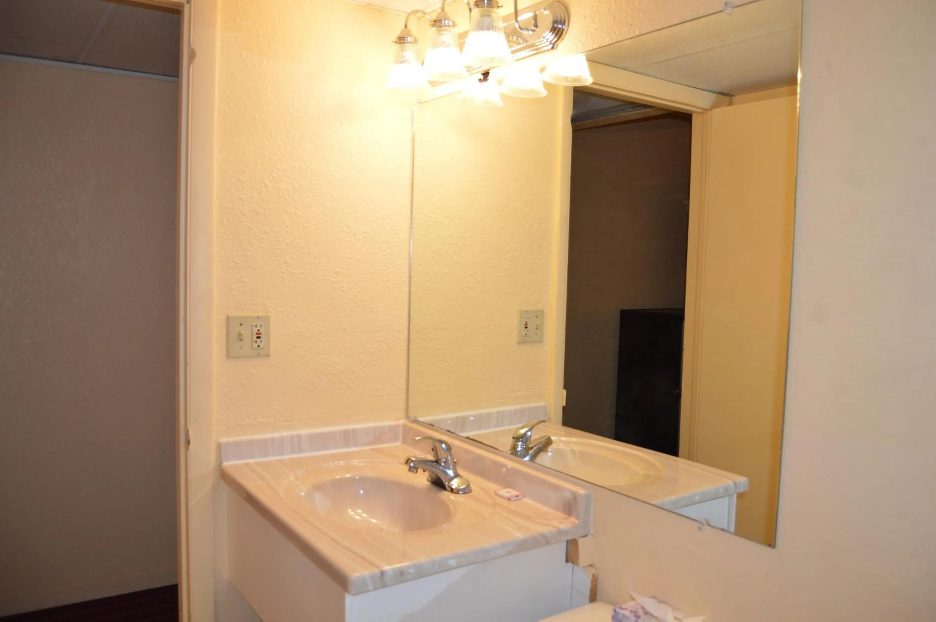 Bathroom in Travelers Inn