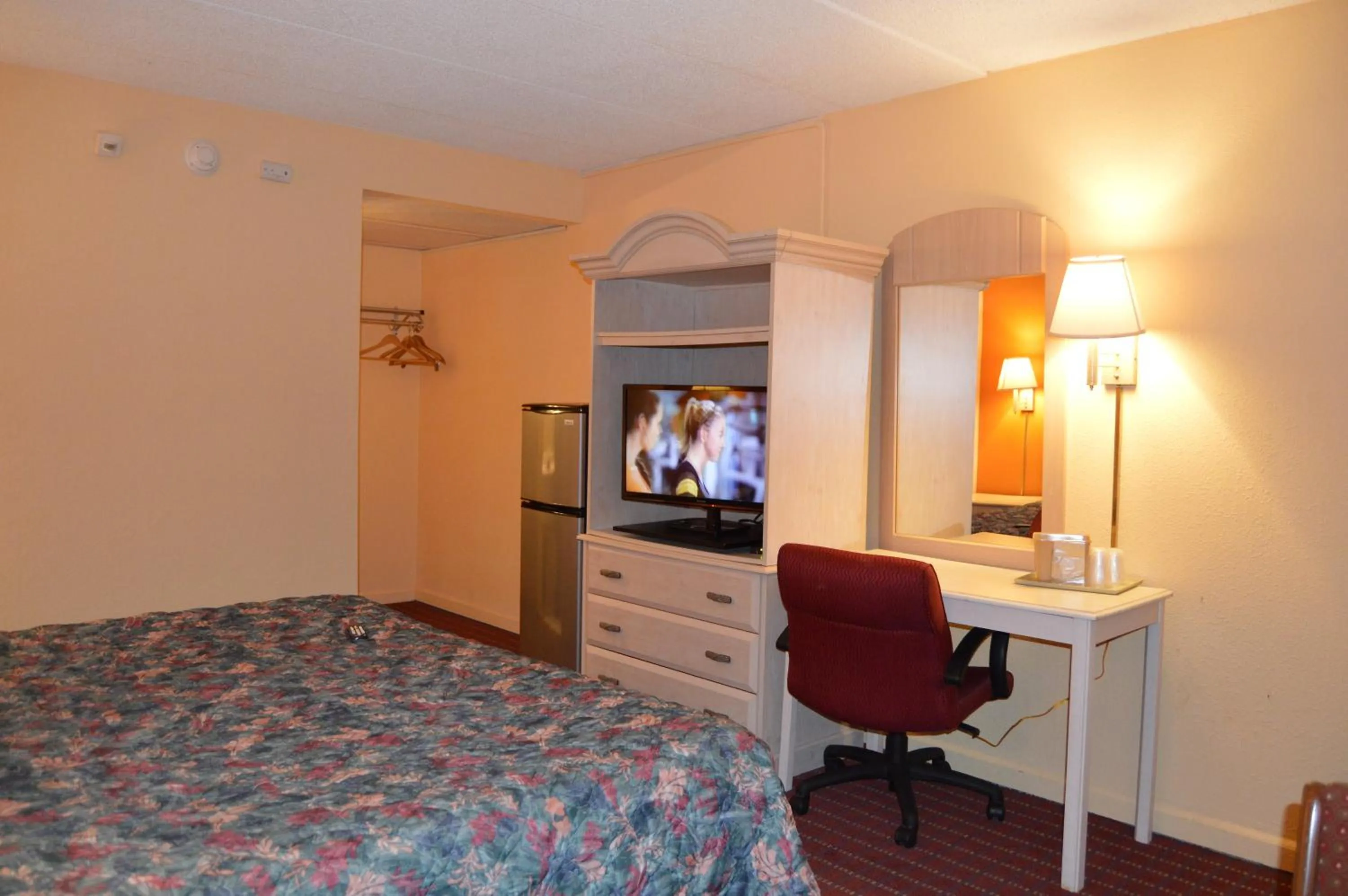 Seating area, Bed in Travelers Inn