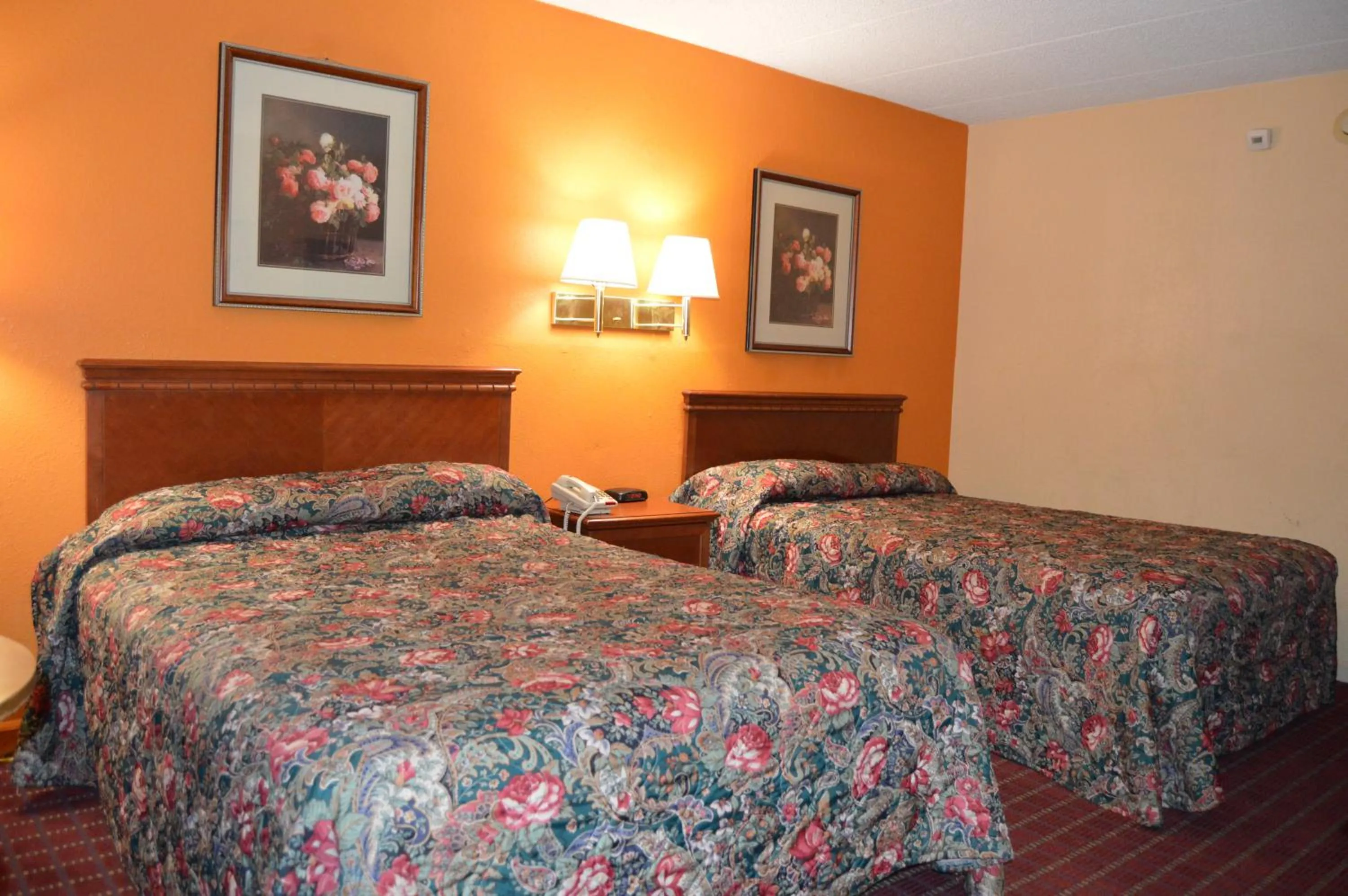 Bed in Travelers Inn