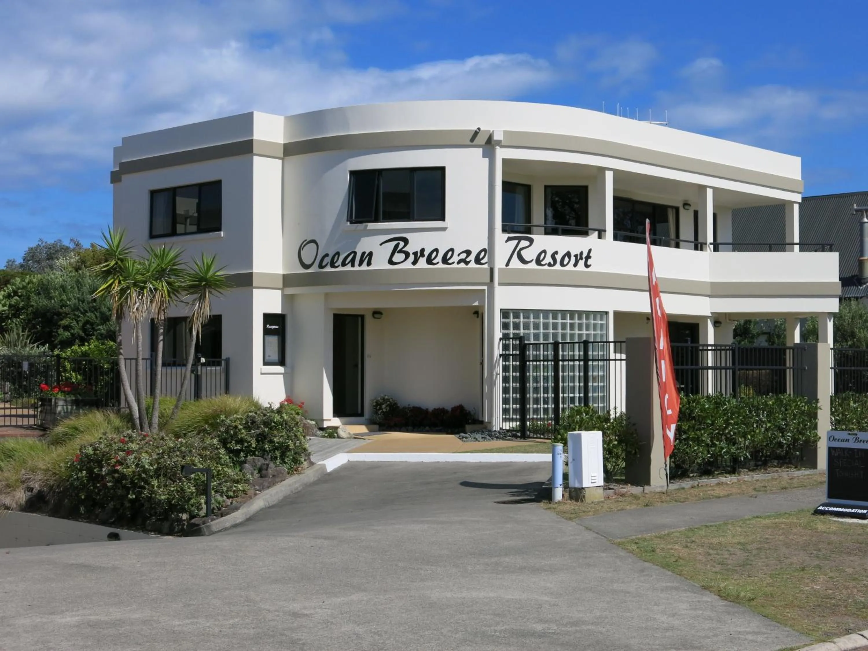 Facade/entrance in Ocean Breeze Resort Pauanui