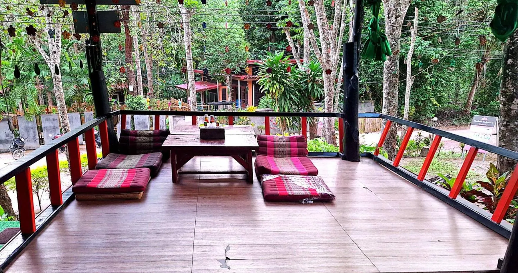 Restaurant/places to eat in Lanta Maikeaw Bungalow