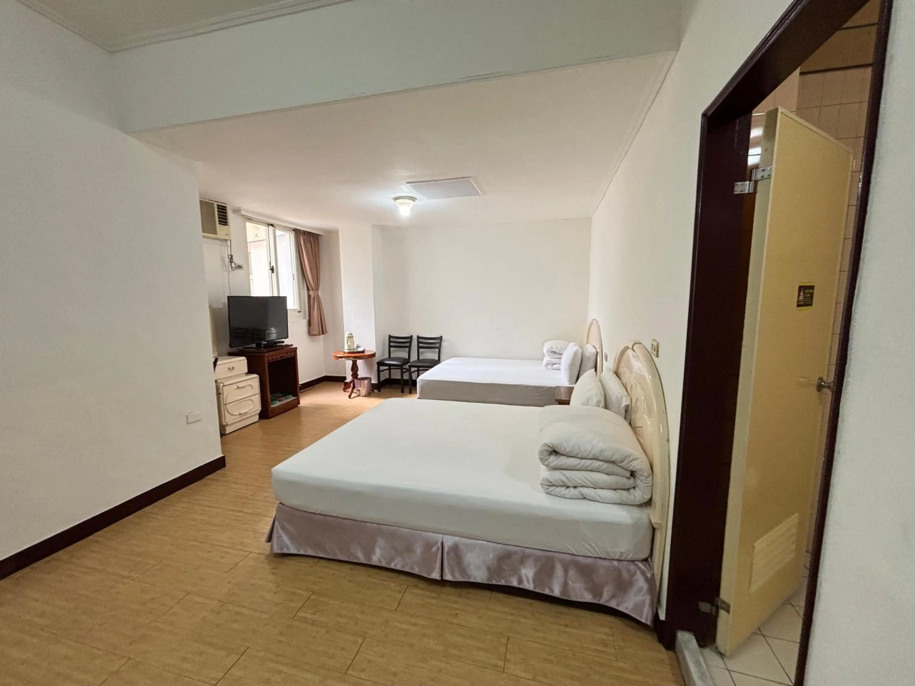 Communal lounge/ TV room, Bed in Chantai Hotel